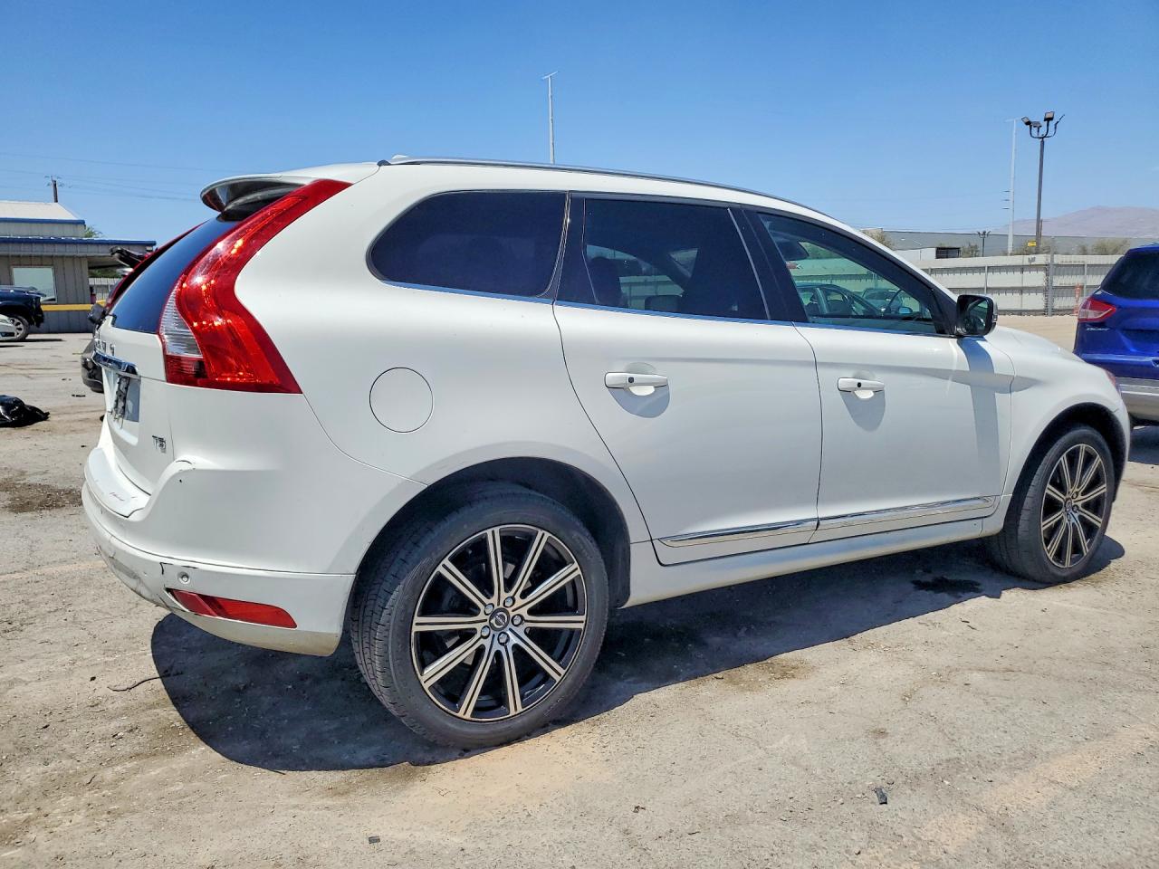 2015 Volvo Xc60 T5 Platinum White vin: YV440MDM5F2736822