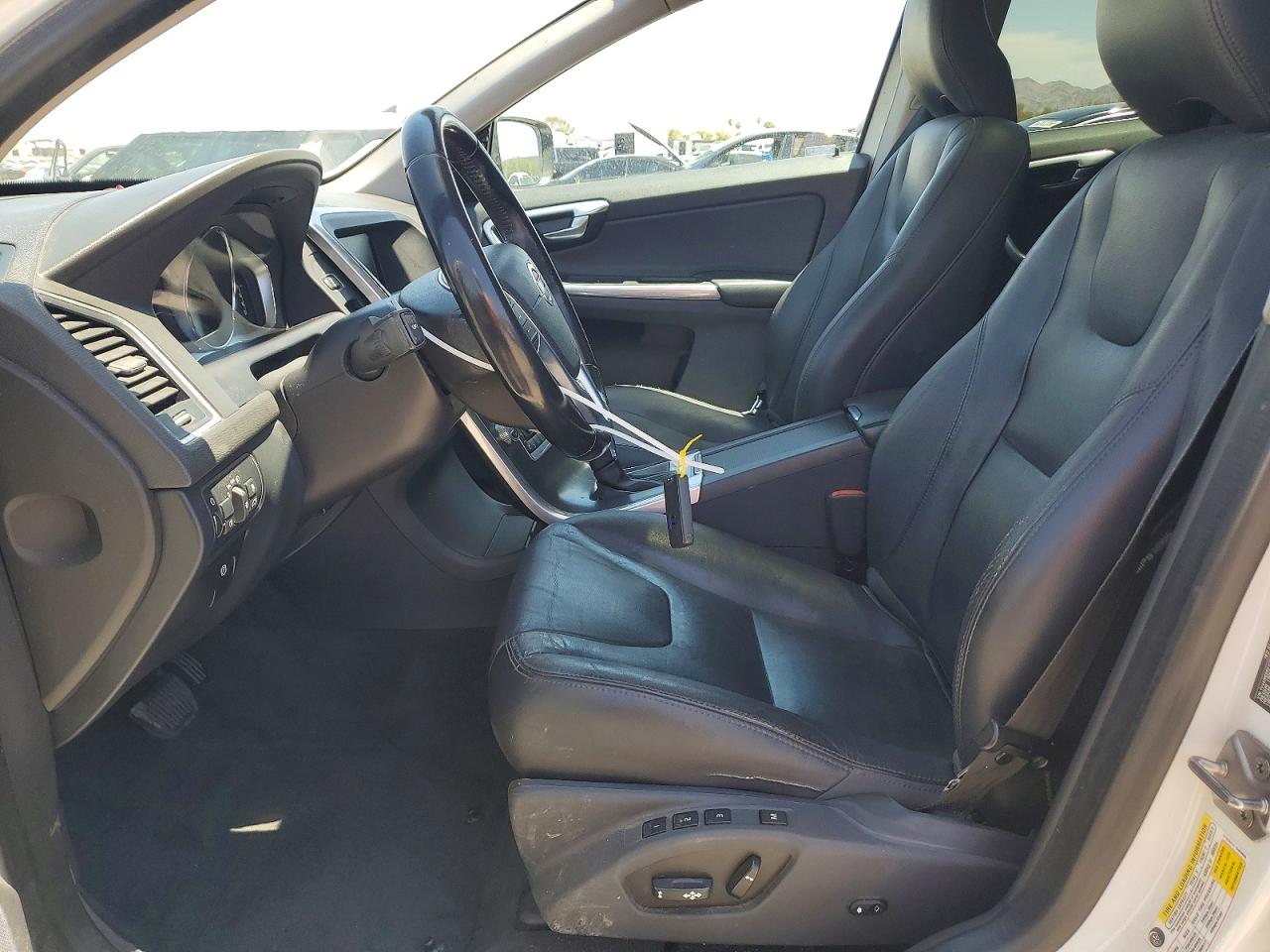 2015 Volvo Xc60 T5 Platinum White vin: YV440MDM5F2736822