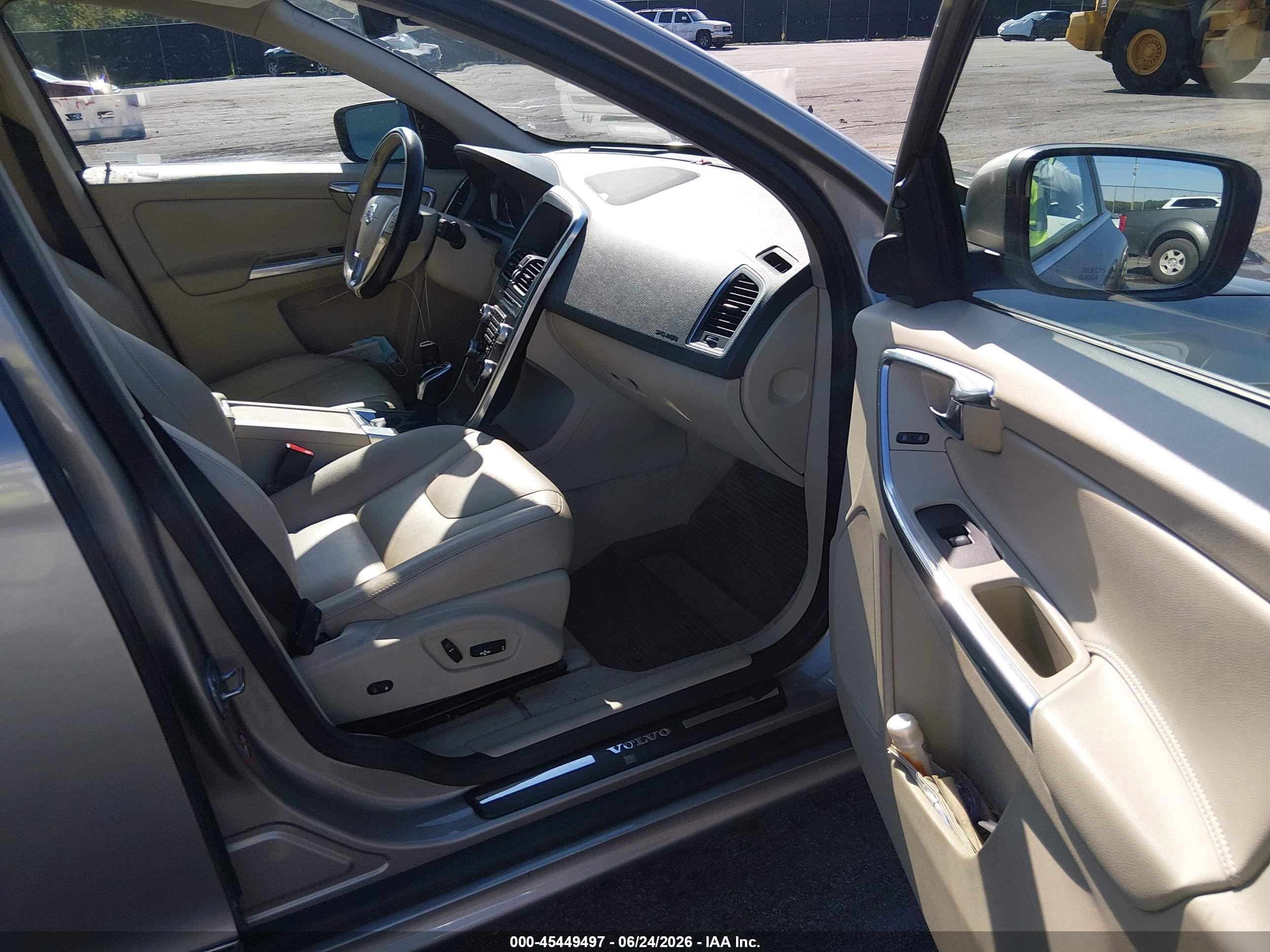 2015 Volvo Xc60 T5 Platinum Beige vin: YV440MDM6F2721083