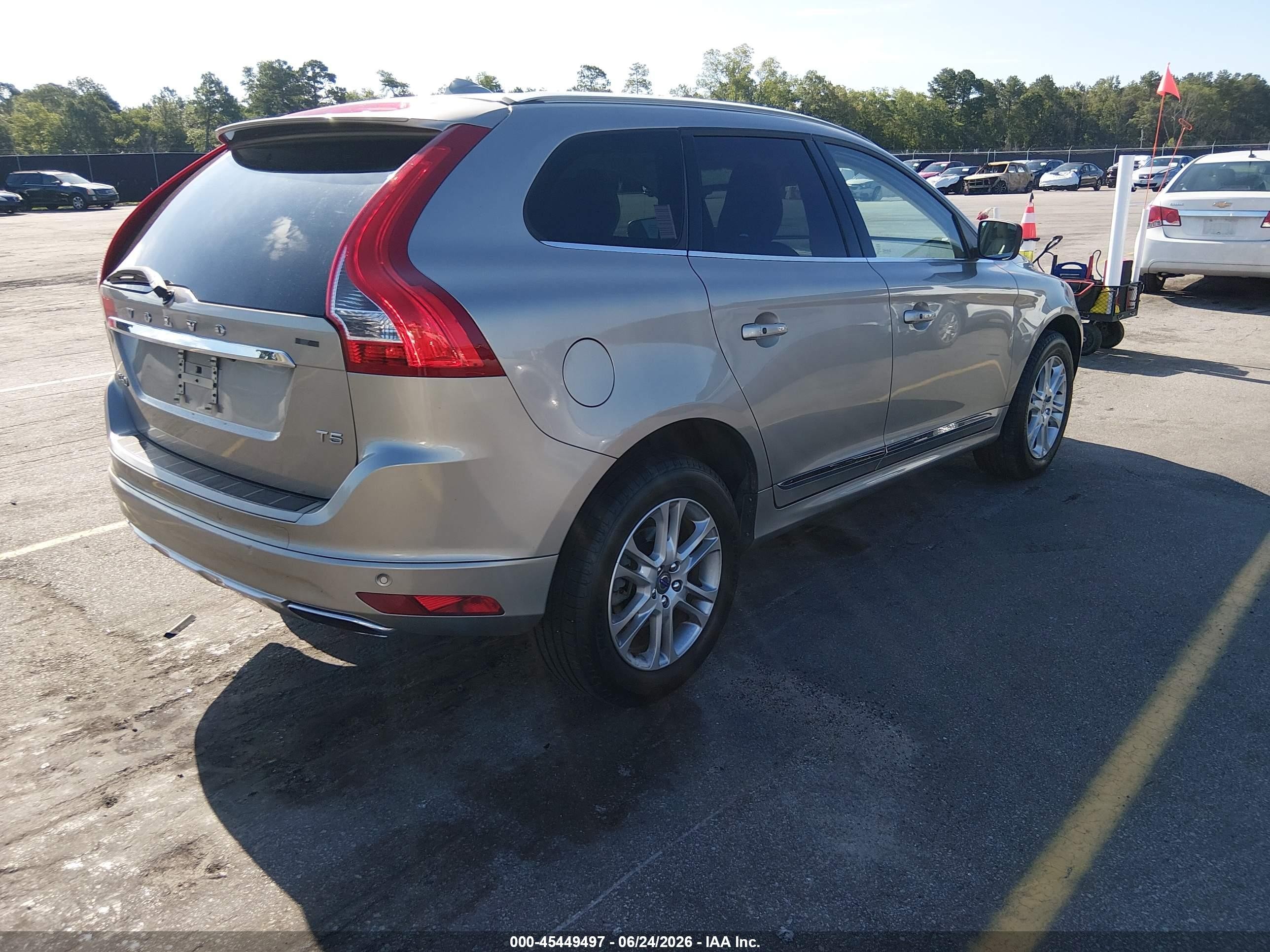 2015 Volvo Xc60 T5 Platinum Beige vin: YV440MDM6F2721083