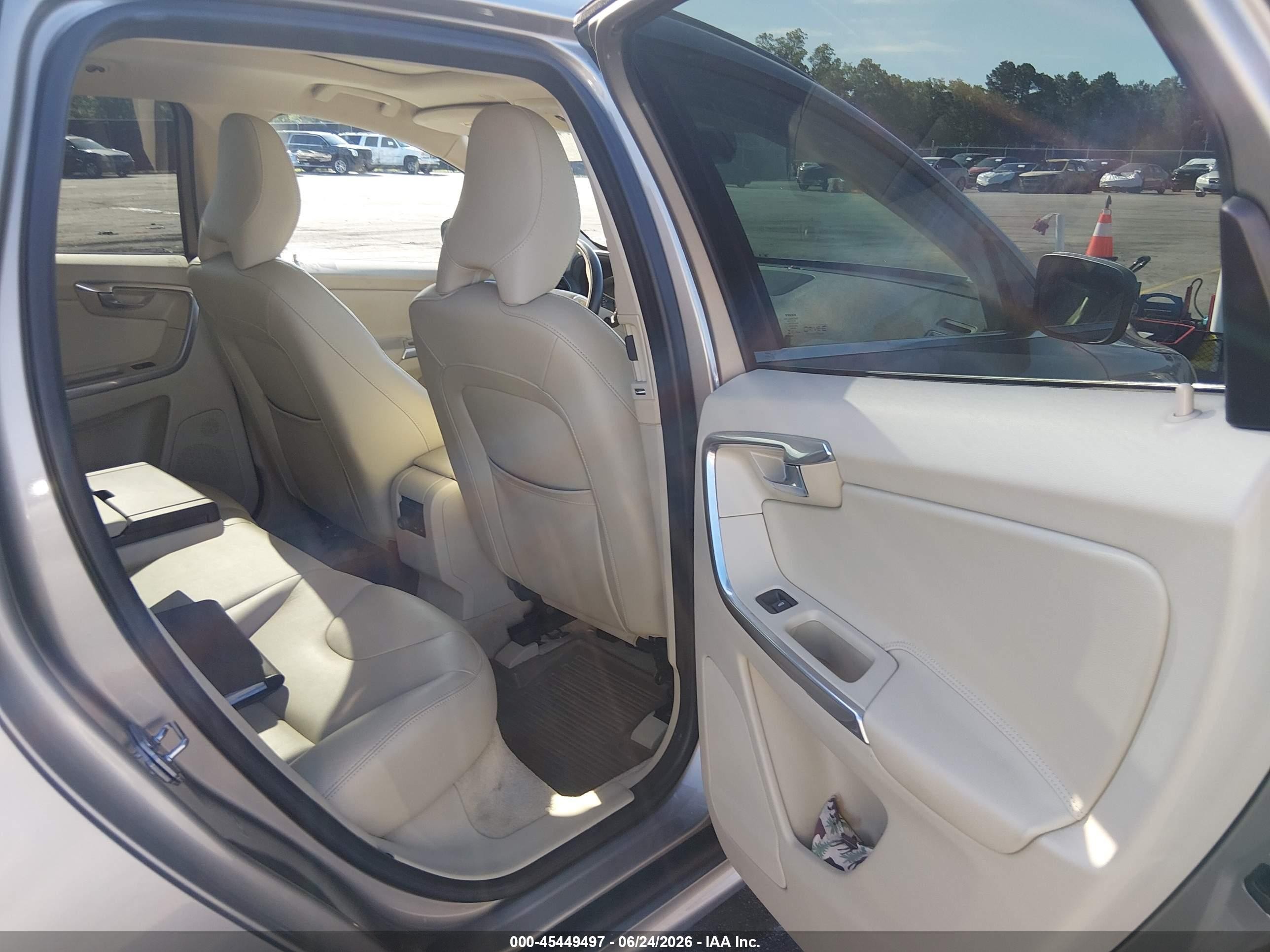 2015 Volvo Xc60 T5 Platinum Beige vin: YV440MDM6F2721083