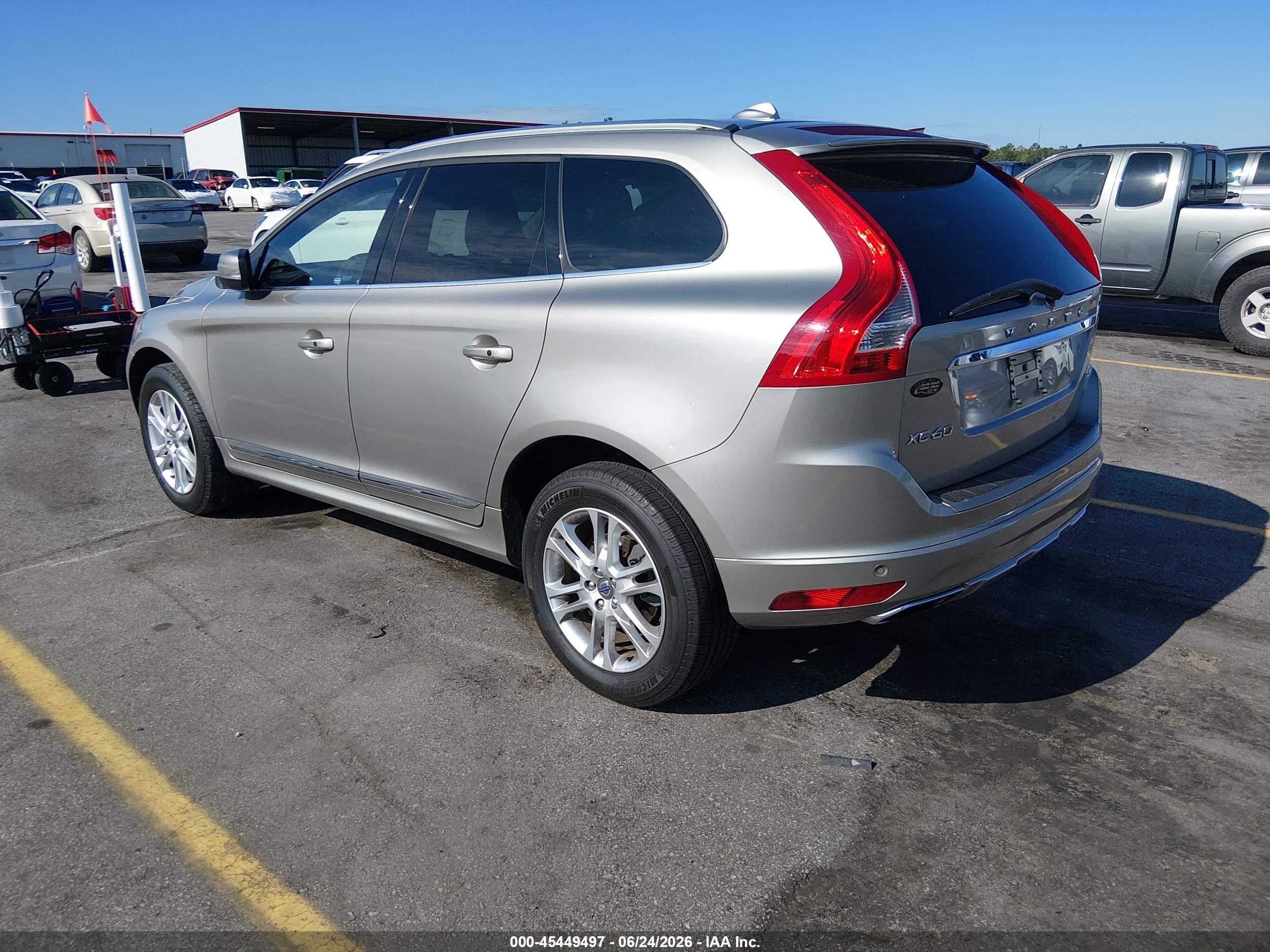 2015 Volvo Xc60 T5 Platinum Beige vin: YV440MDM6F2721083