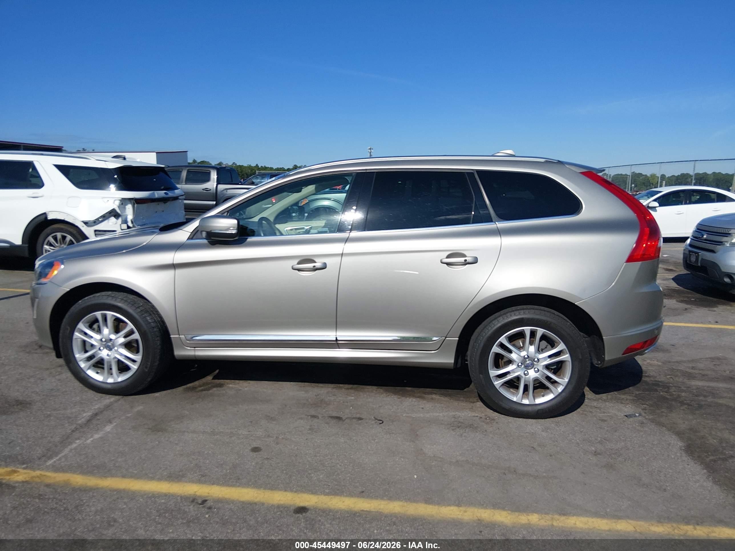 2015 Volvo Xc60 T5 Platinum Beige vin: YV440MDM6F2721083