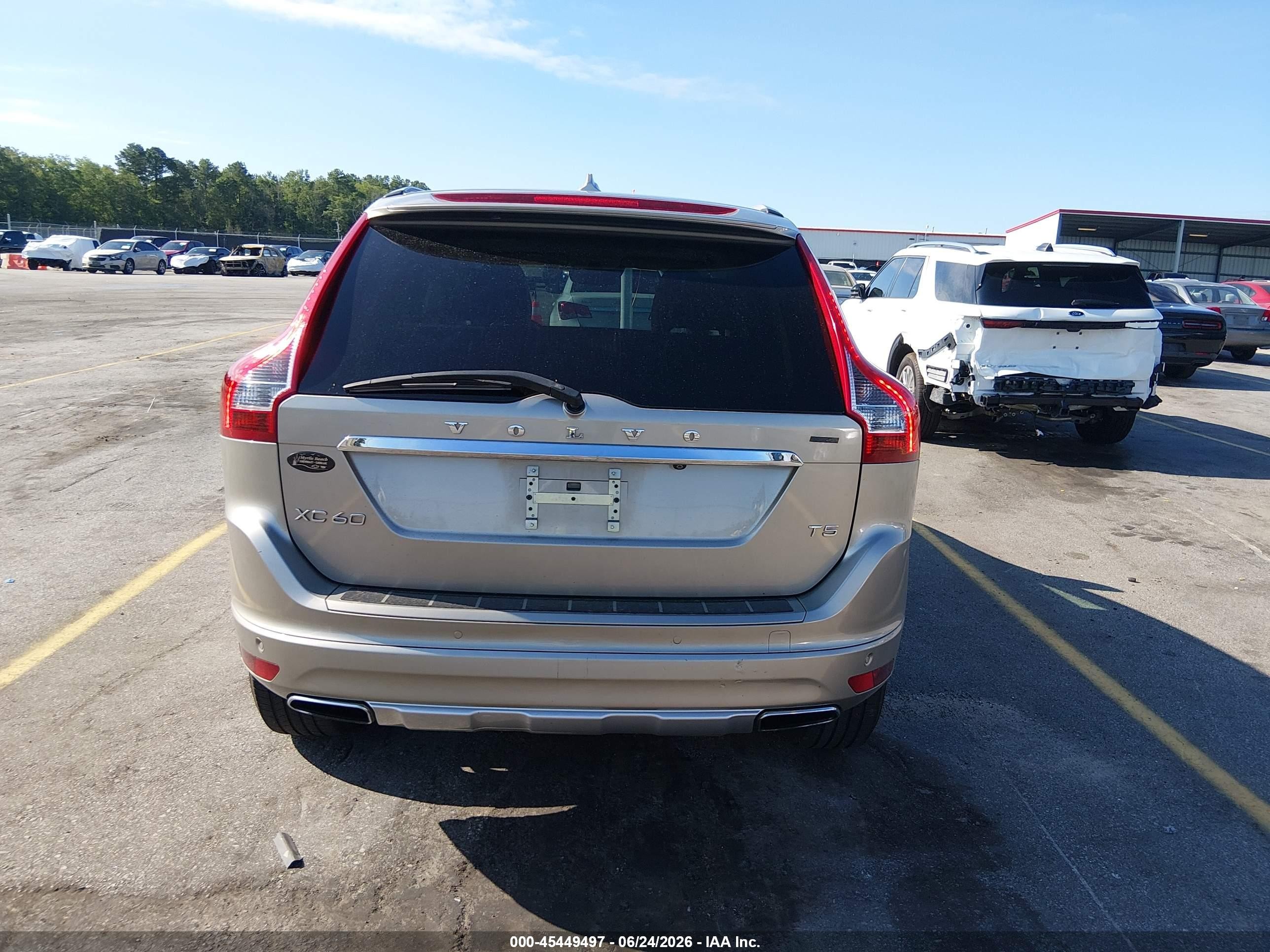 2015 Volvo Xc60 T5 Platinum Beige vin: YV440MDM6F2721083