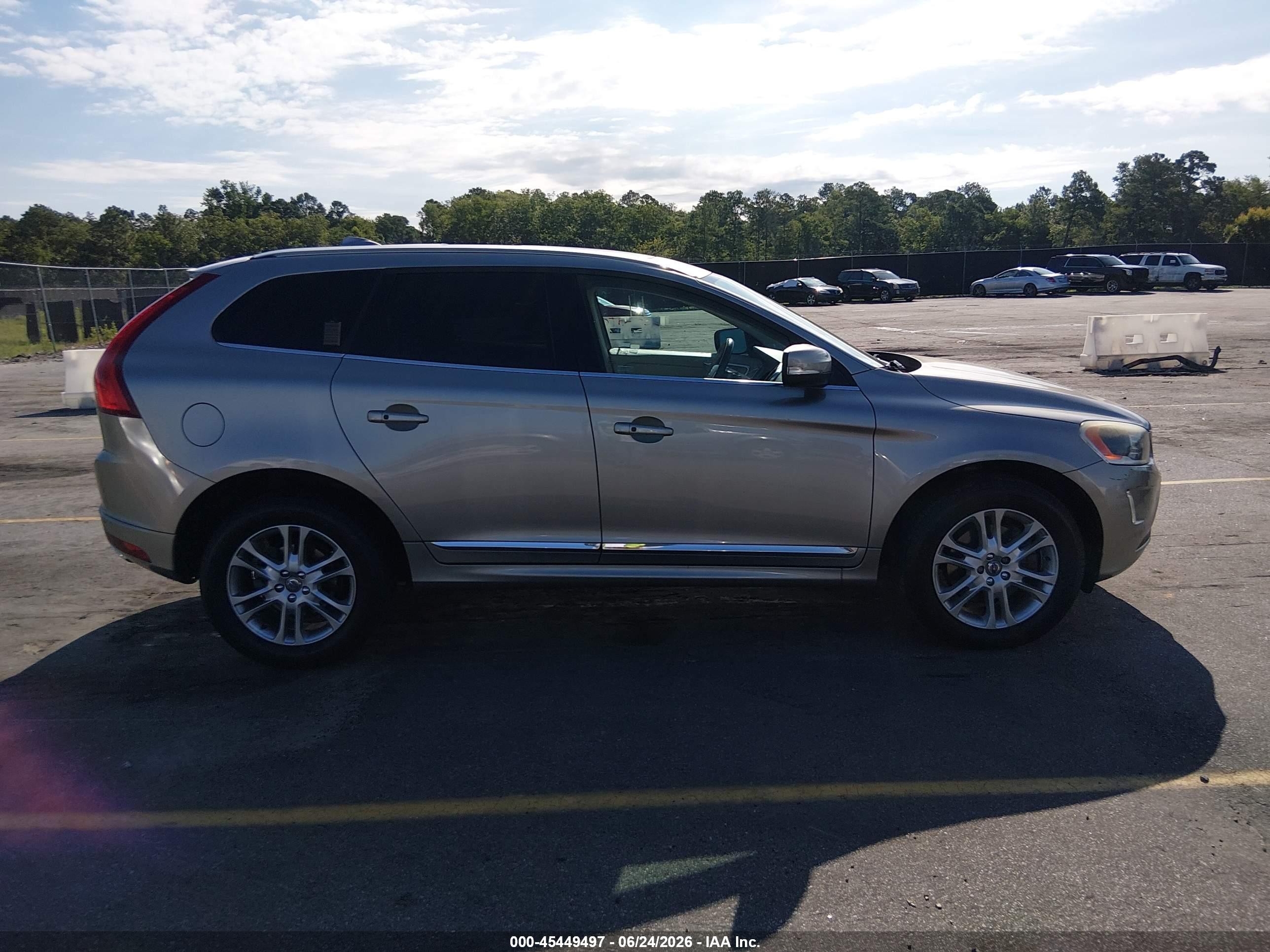 2015 Volvo Xc60 T5 Platinum Beige vin: YV440MDM6F2721083