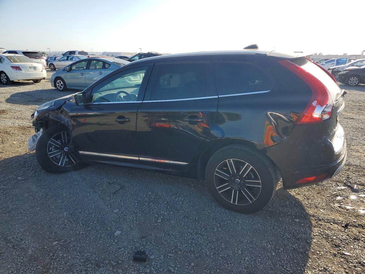 2017 Volvo Xc60 T5 Dynamic Black vin: YV440MDR8H2223255