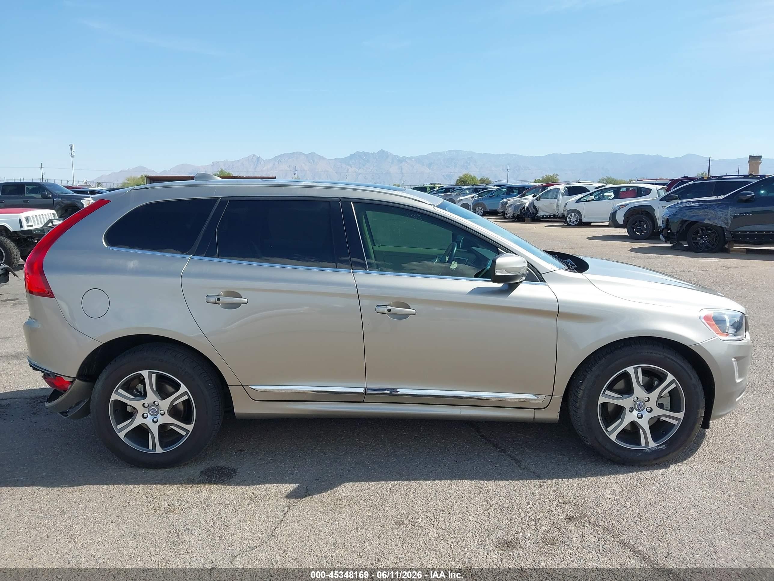 2015 Volvo Xc60 T6 Gold vin: YV449MDKXF2737470