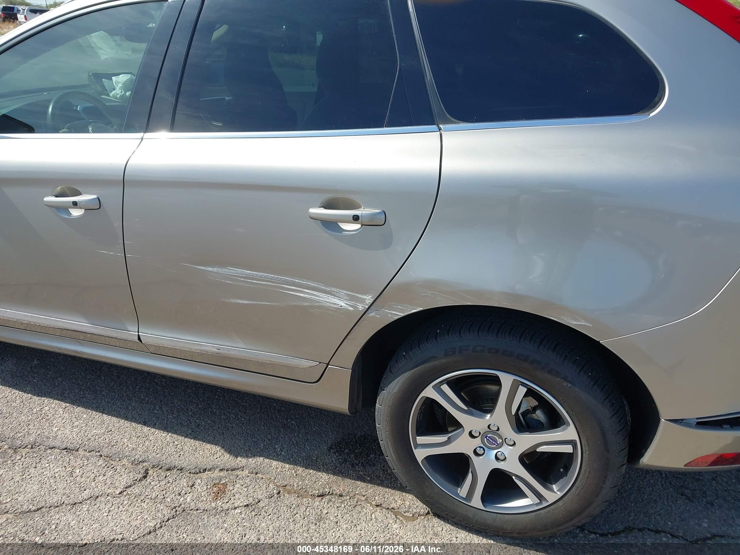 2015 Volvo Xc60 T6 Gold vin: YV449MDKXF2737470