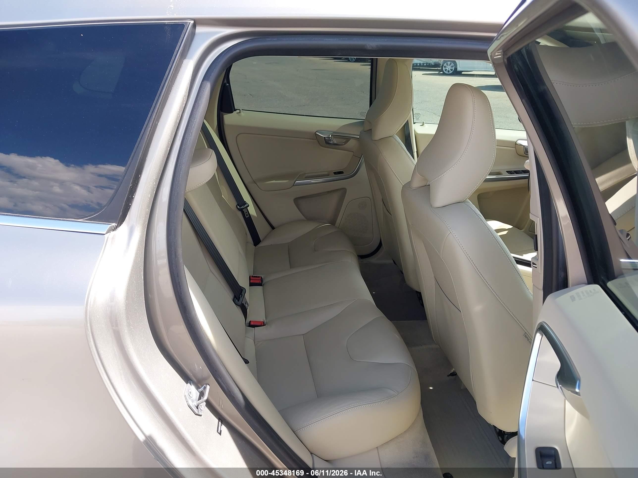 2015 Volvo Xc60 T6 Gold vin: YV449MDKXF2737470