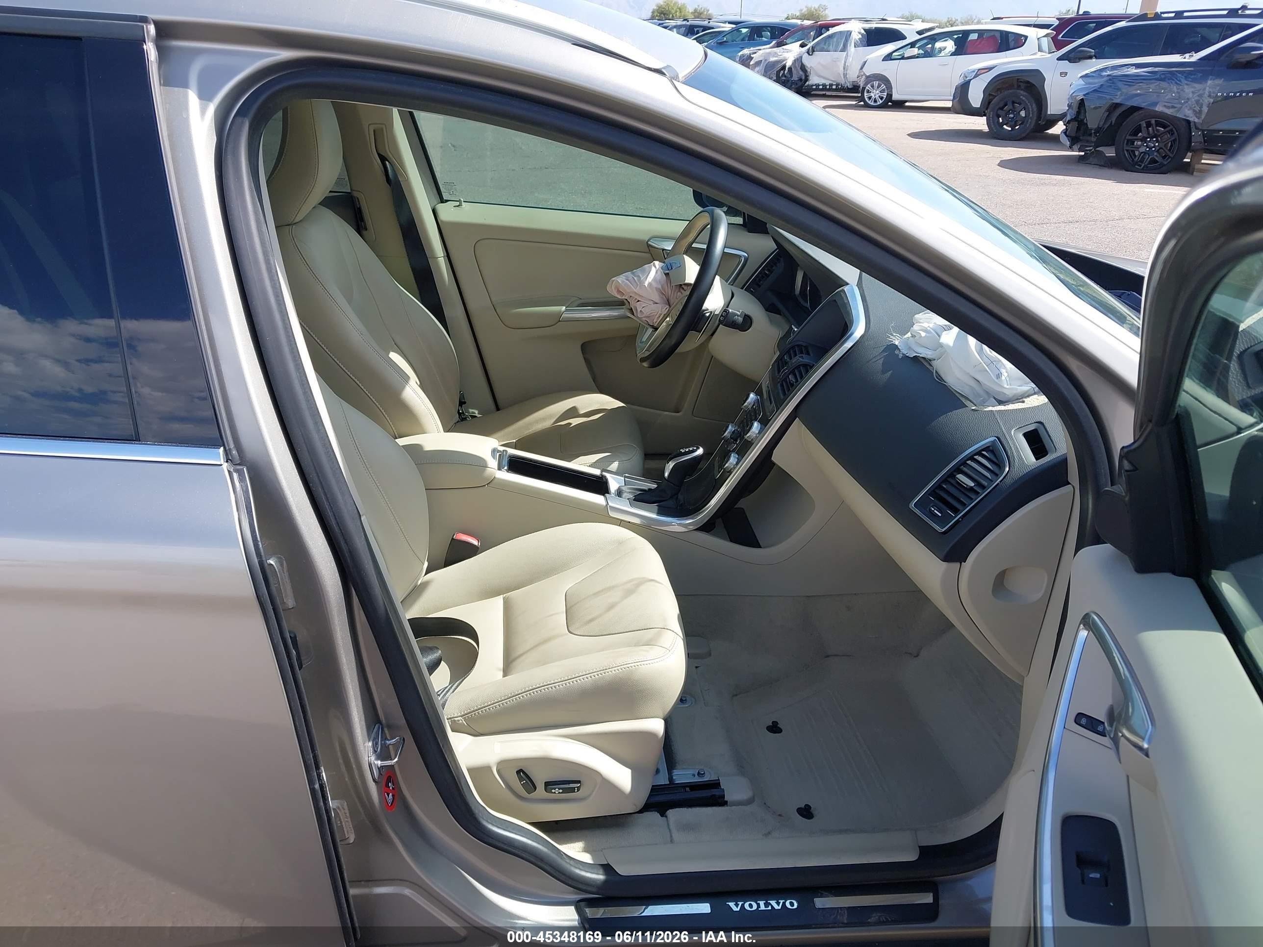 2015 Volvo Xc60 T6 Gold vin: YV449MDKXF2737470
