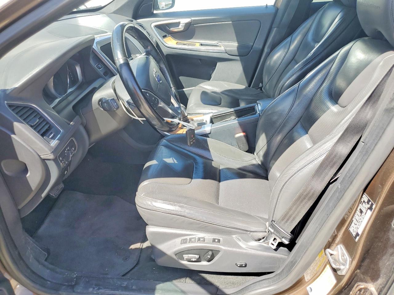 2015 Volvo Xc60 Коричневый vin: YV449MDM0F2670881