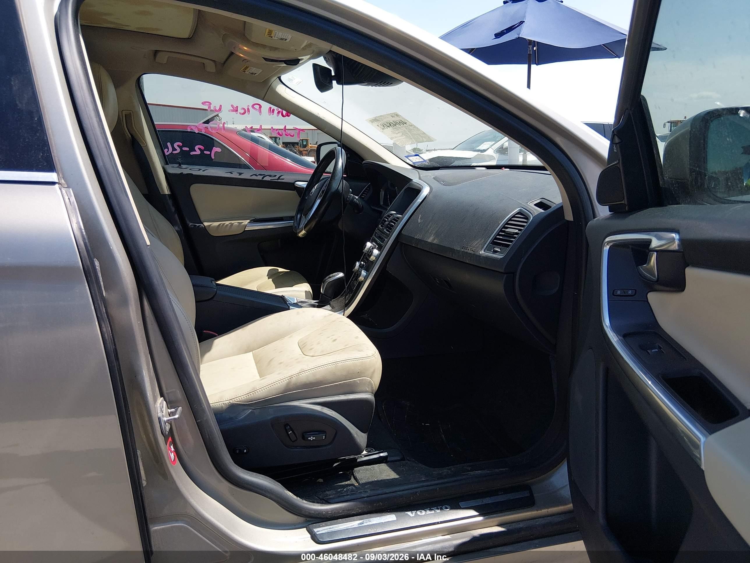 2016 Volvo Xc60 T6 Drive-e Platinum Cream vin: YV449MDM4G2850964