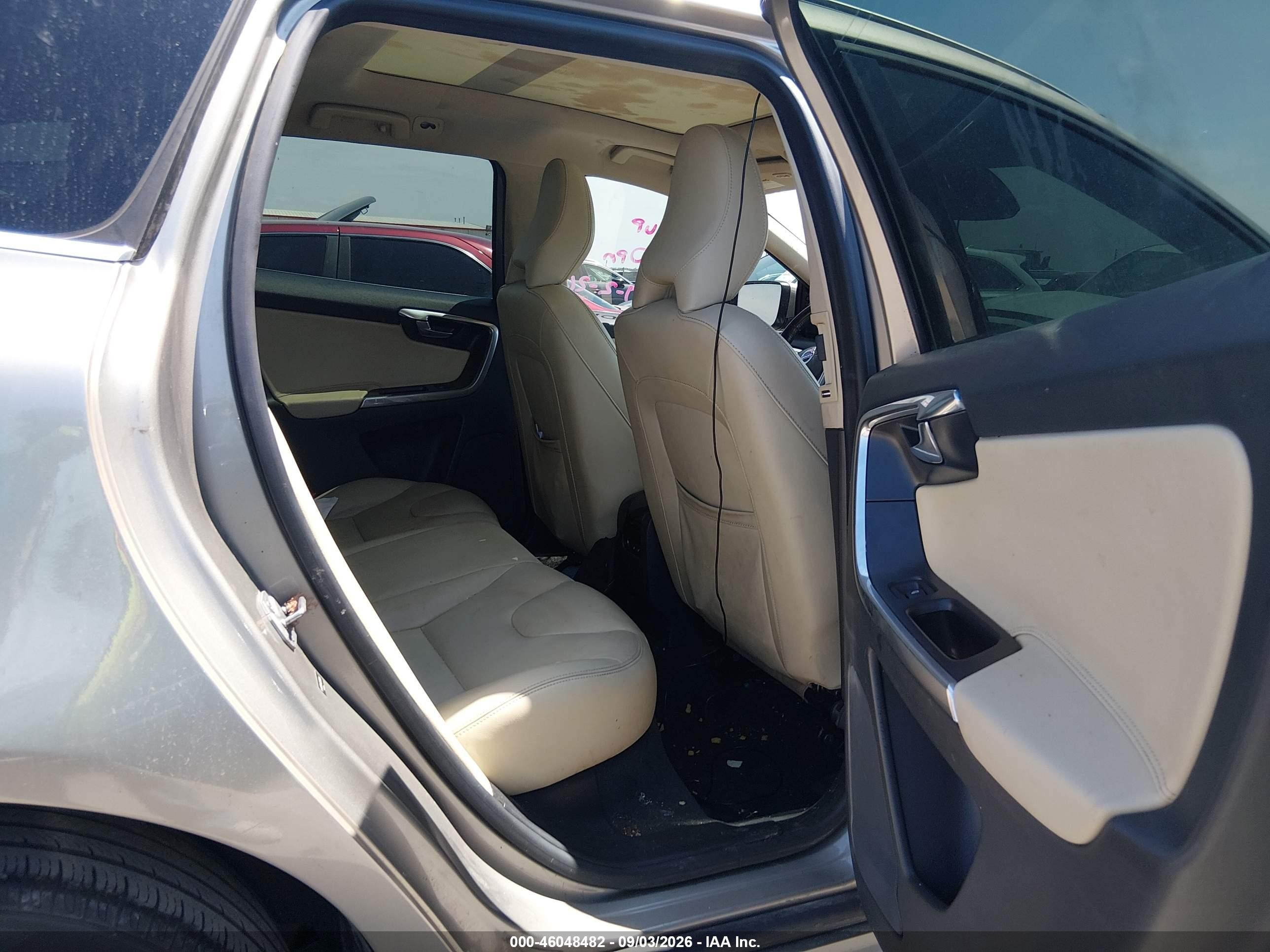 2016 Volvo Xc60 T6 Drive-e Platinum Cream vin: YV449MDM4G2850964