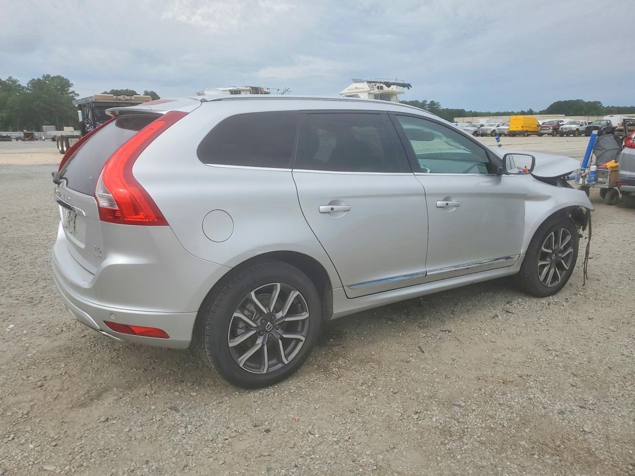 2017 Volvo Xc60 T6 Dynamic Silver vin: YV449MRR2H2131685