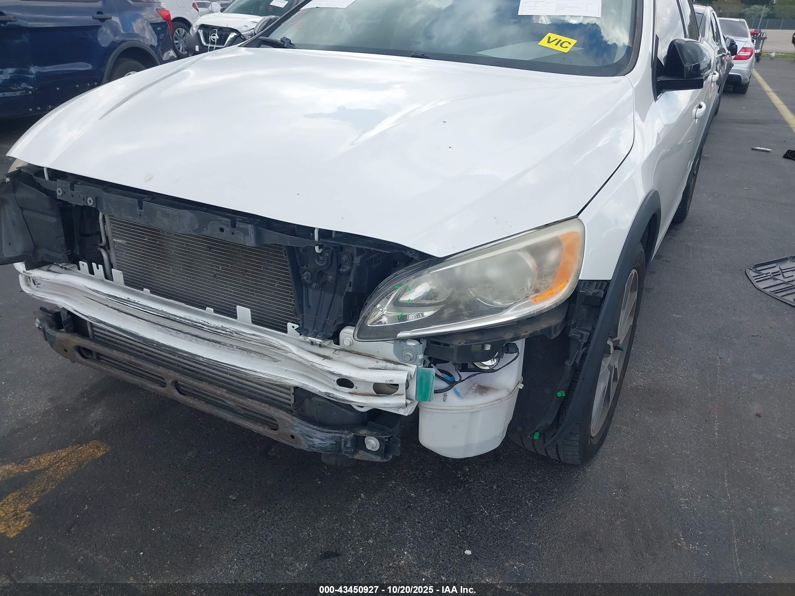 2015 Volvo V60 Cross Country T5 White vin: YV4612HK0F1001643
