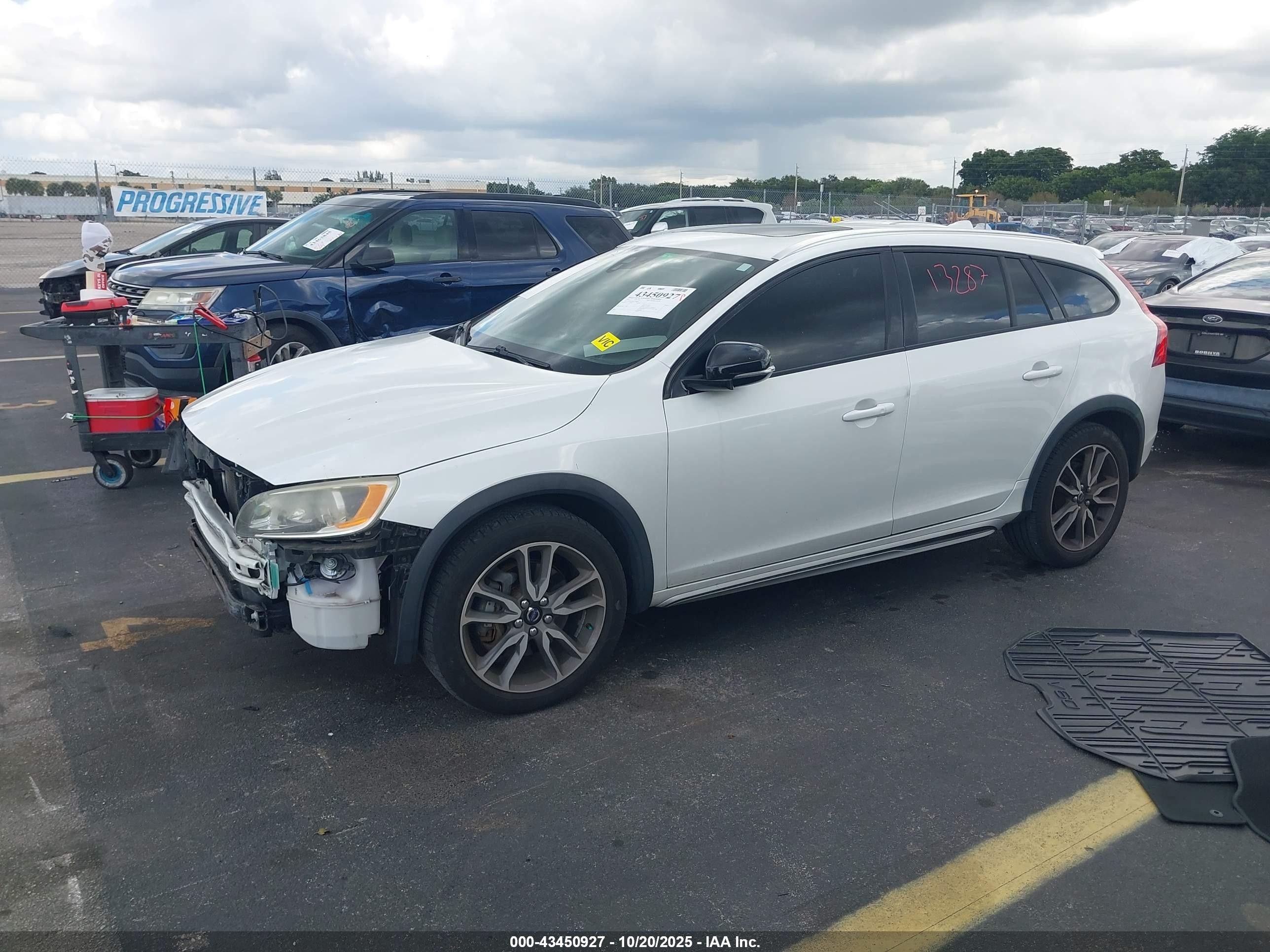 2015 Volvo V60 Cross Country T5 White vin: YV4612HK0F1001643