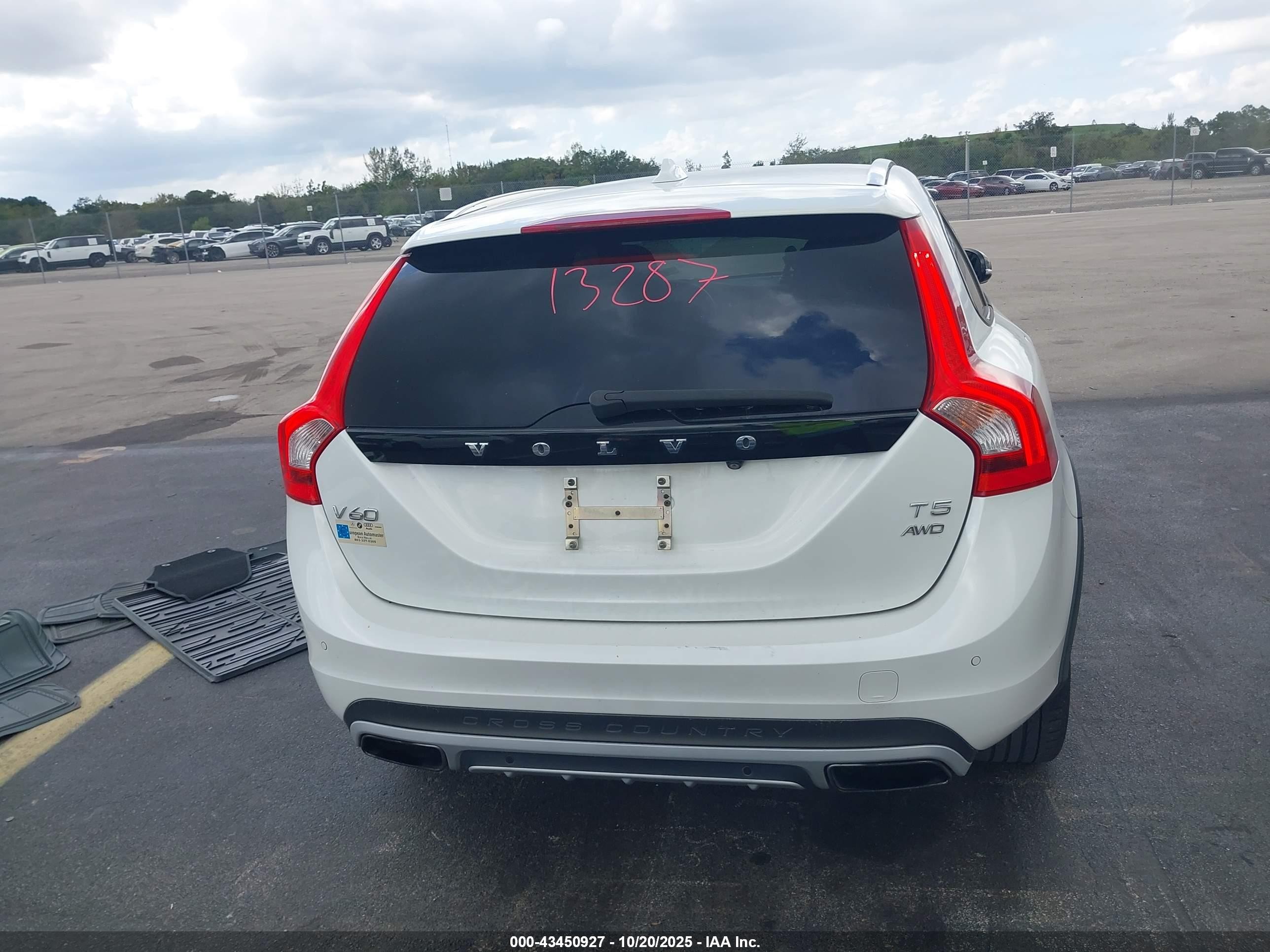 2015 Volvo V60 Cross Country T5 White vin: YV4612HK0F1001643