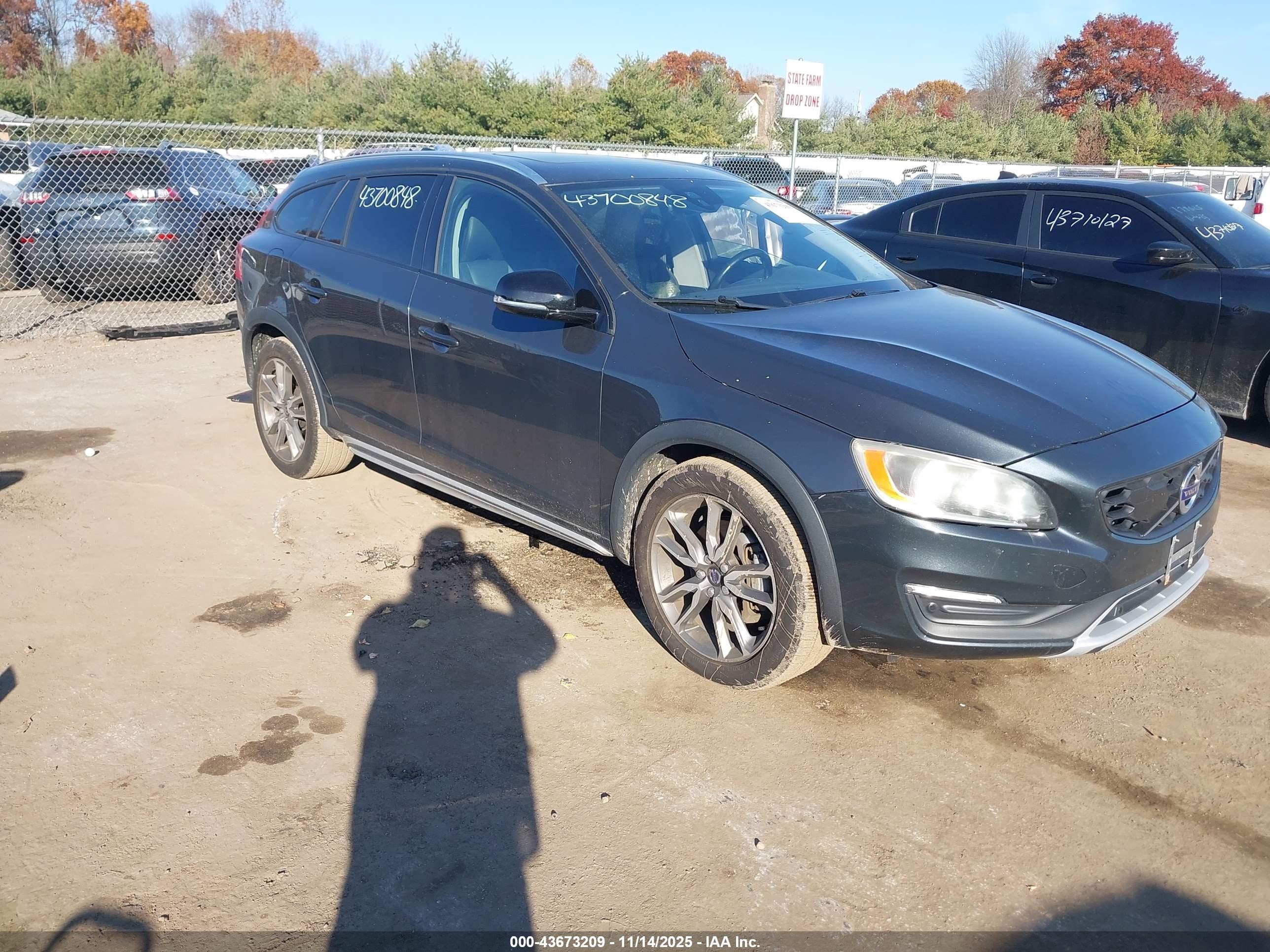2015 Volvo V60 Cross Country T5 Gray vin: YV4612HK0F1001996
