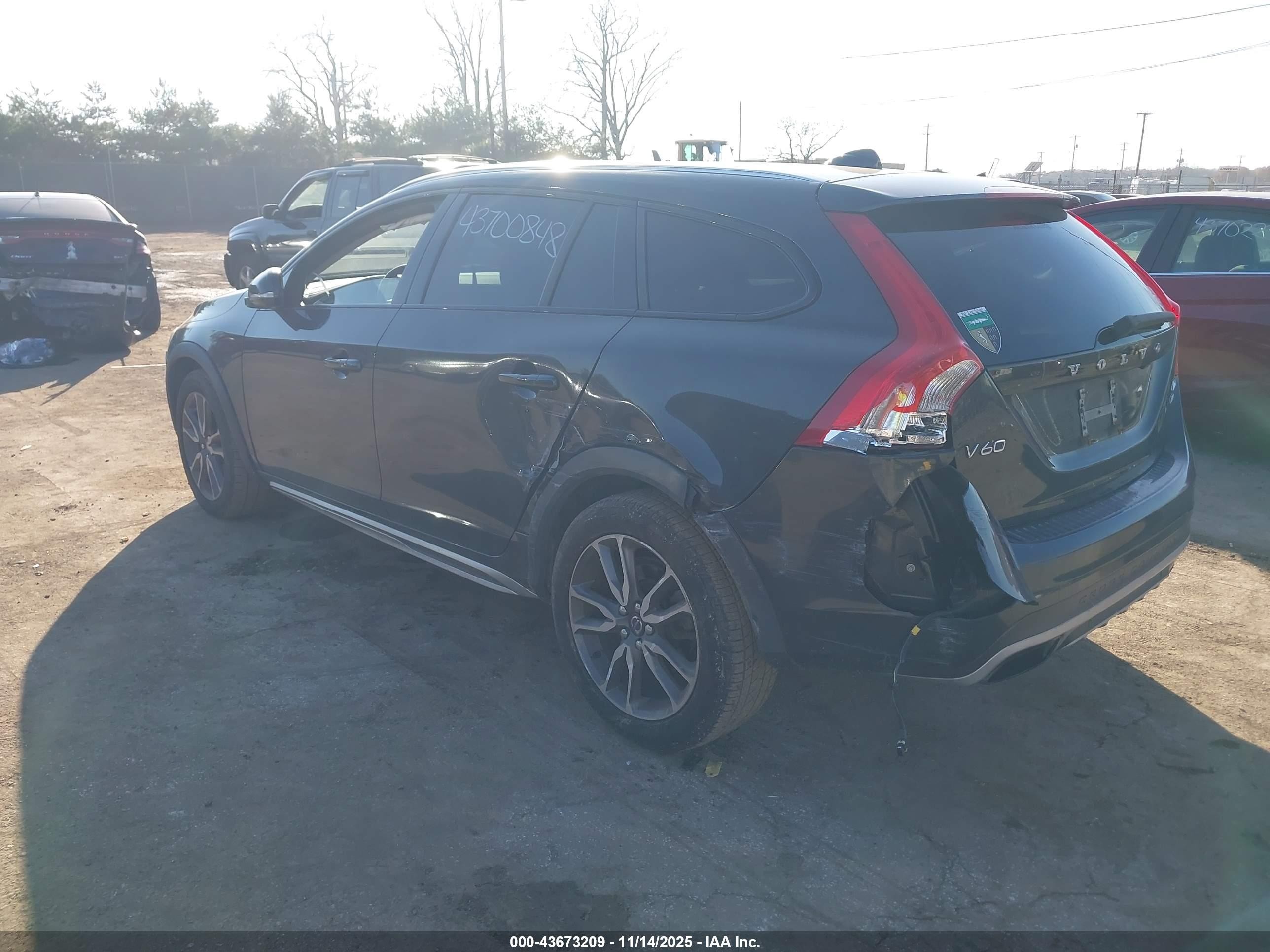 2015 Volvo V60 Cross Country T5 Gray vin: YV4612HK0F1001996