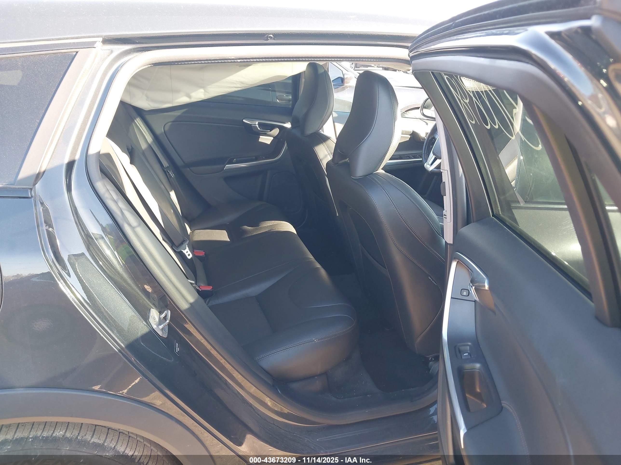 2015 Volvo V60 Cross Country T5 Gray vin: YV4612HK0F1001996