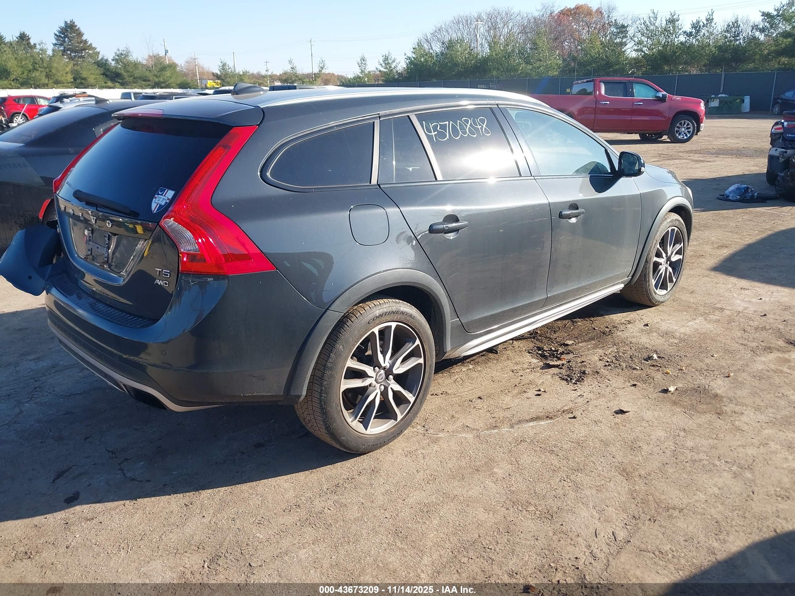 2015 Volvo V60 Cross Country T5 Gray vin: YV4612HK0F1001996