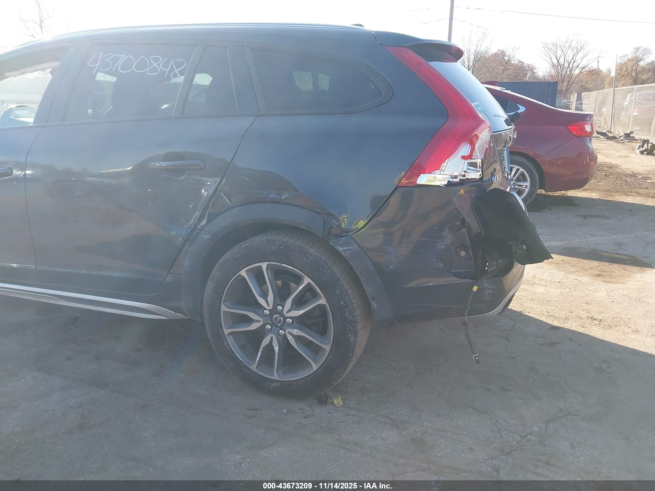 2015 Volvo V60 Cross Country T5 Gray vin: YV4612HK0F1001996