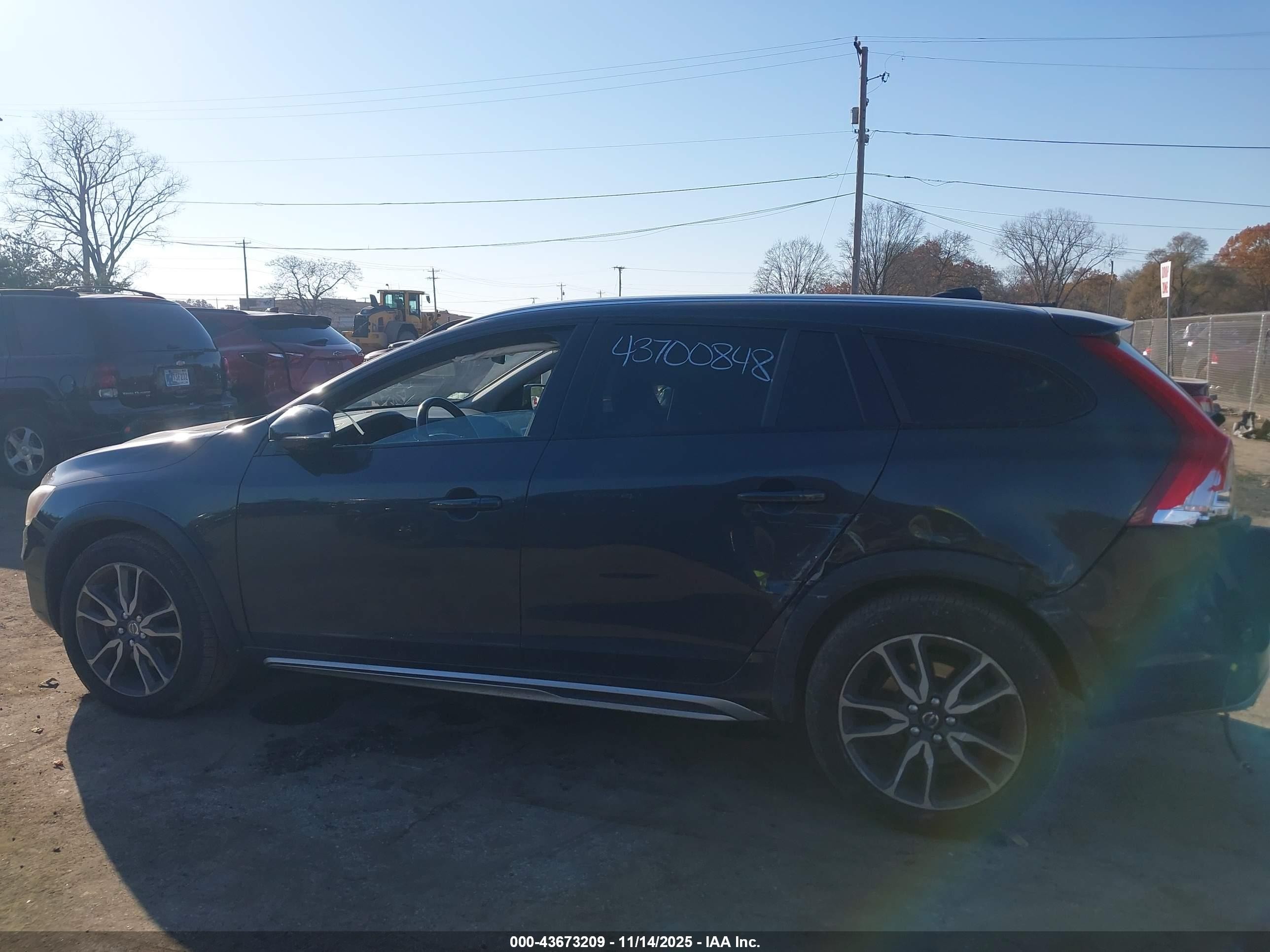 2015 Volvo V60 Cross Country T5 Gray vin: YV4612HK0F1001996