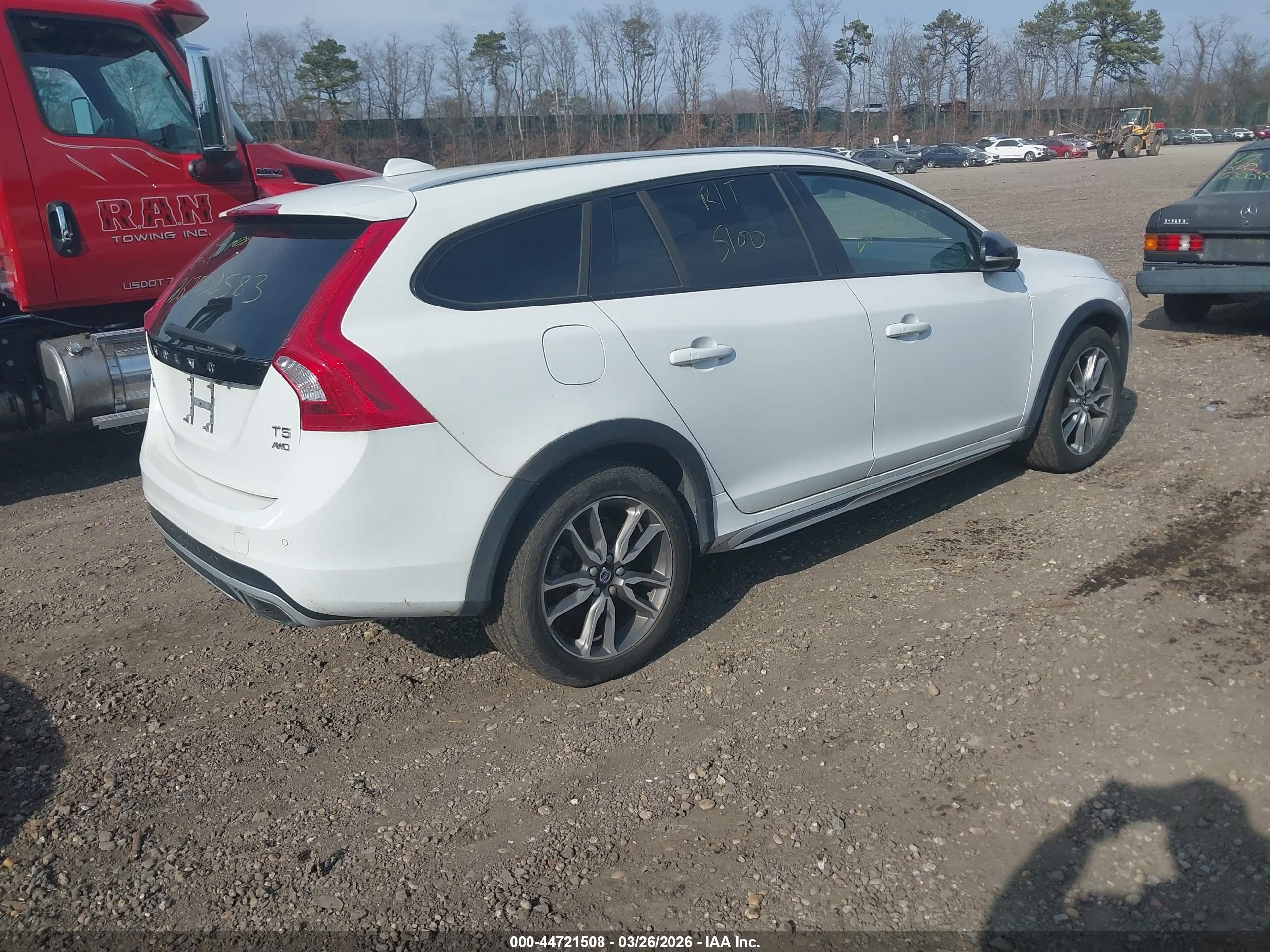 2015 Volvo V60 Cross Country T5 White vin: YV4612HK2F1000395