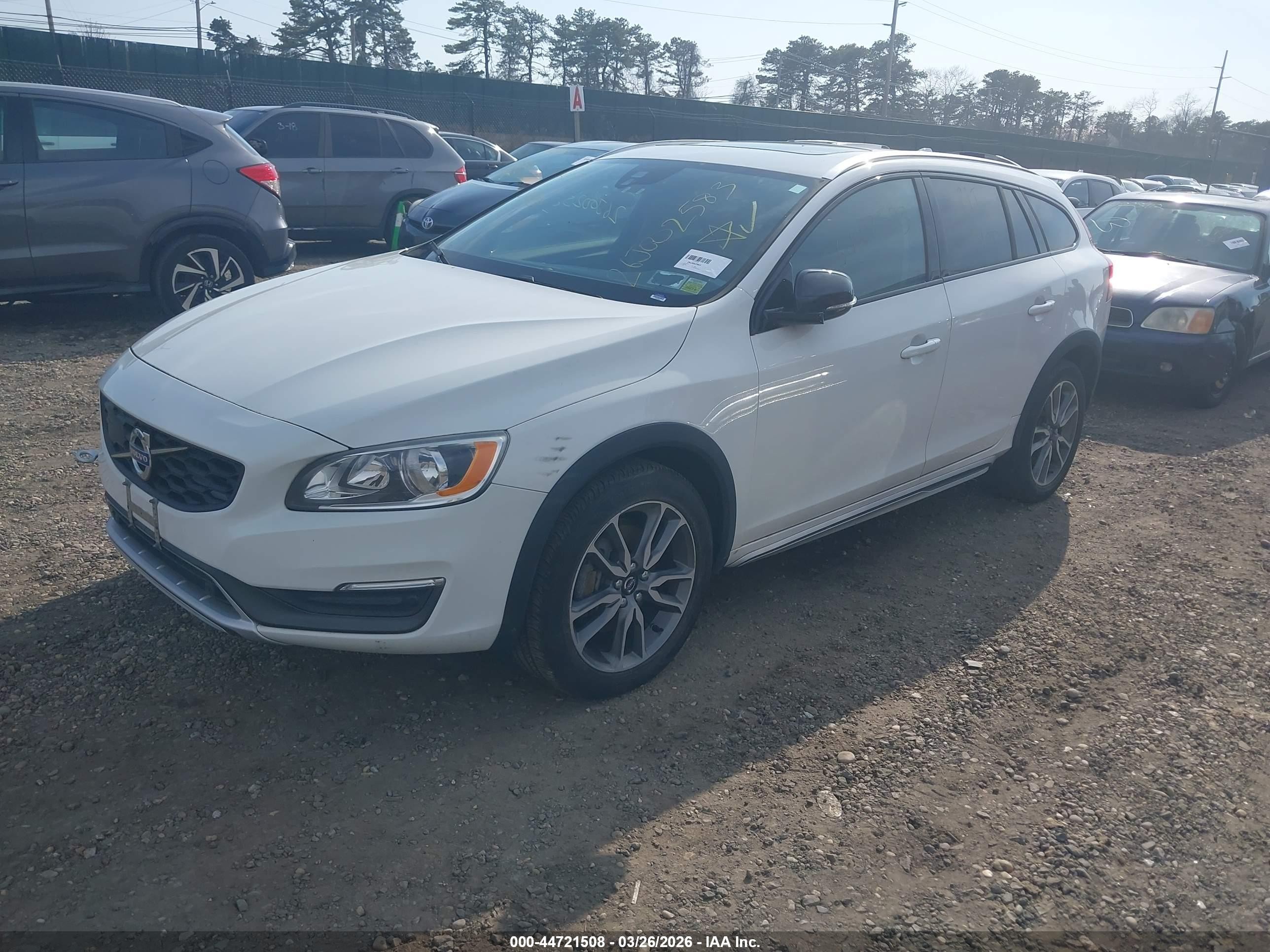 2015 Volvo V60 Cross Country T5 White vin: YV4612HK2F1000395