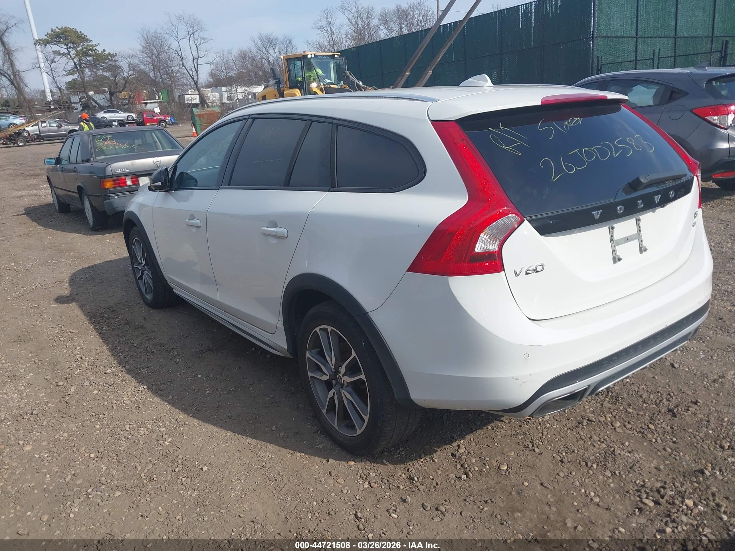 2015 Volvo V60 Cross Country T5 White vin: YV4612HK2F1000395