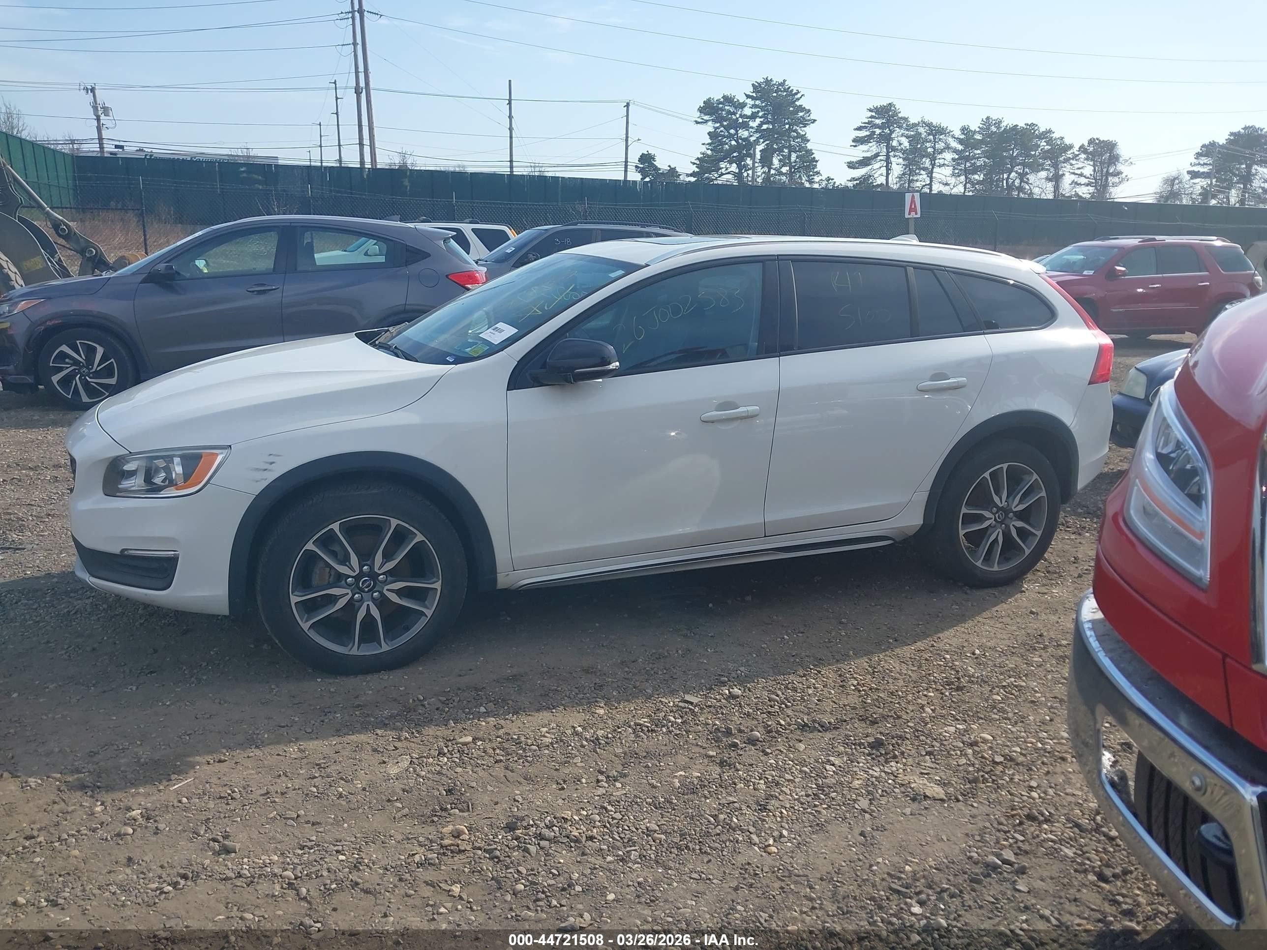 2015 Volvo V60 Cross Country T5 White vin: YV4612HK2F1000395