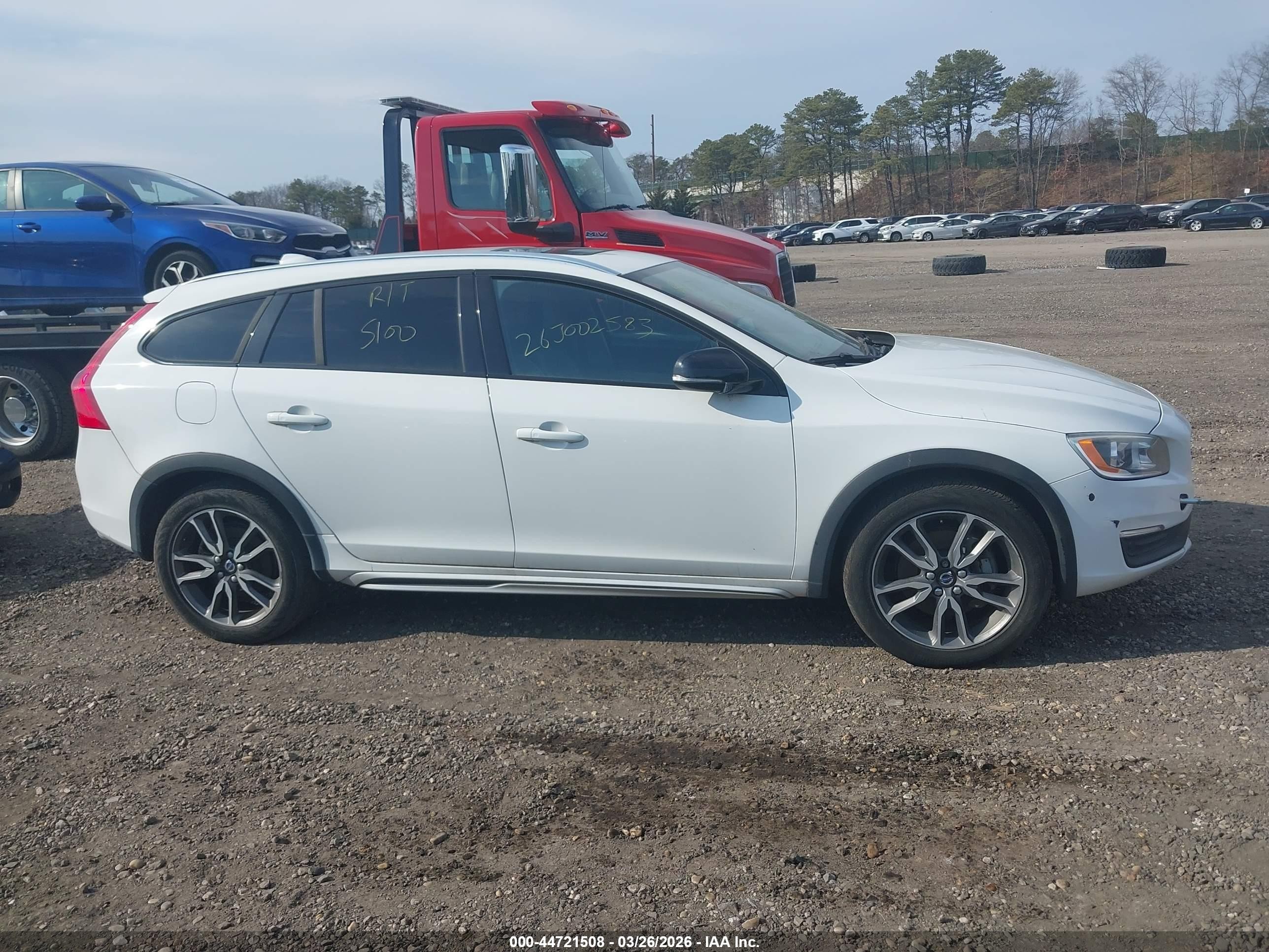2015 Volvo V60 Cross Country T5 White vin: YV4612HK2F1000395