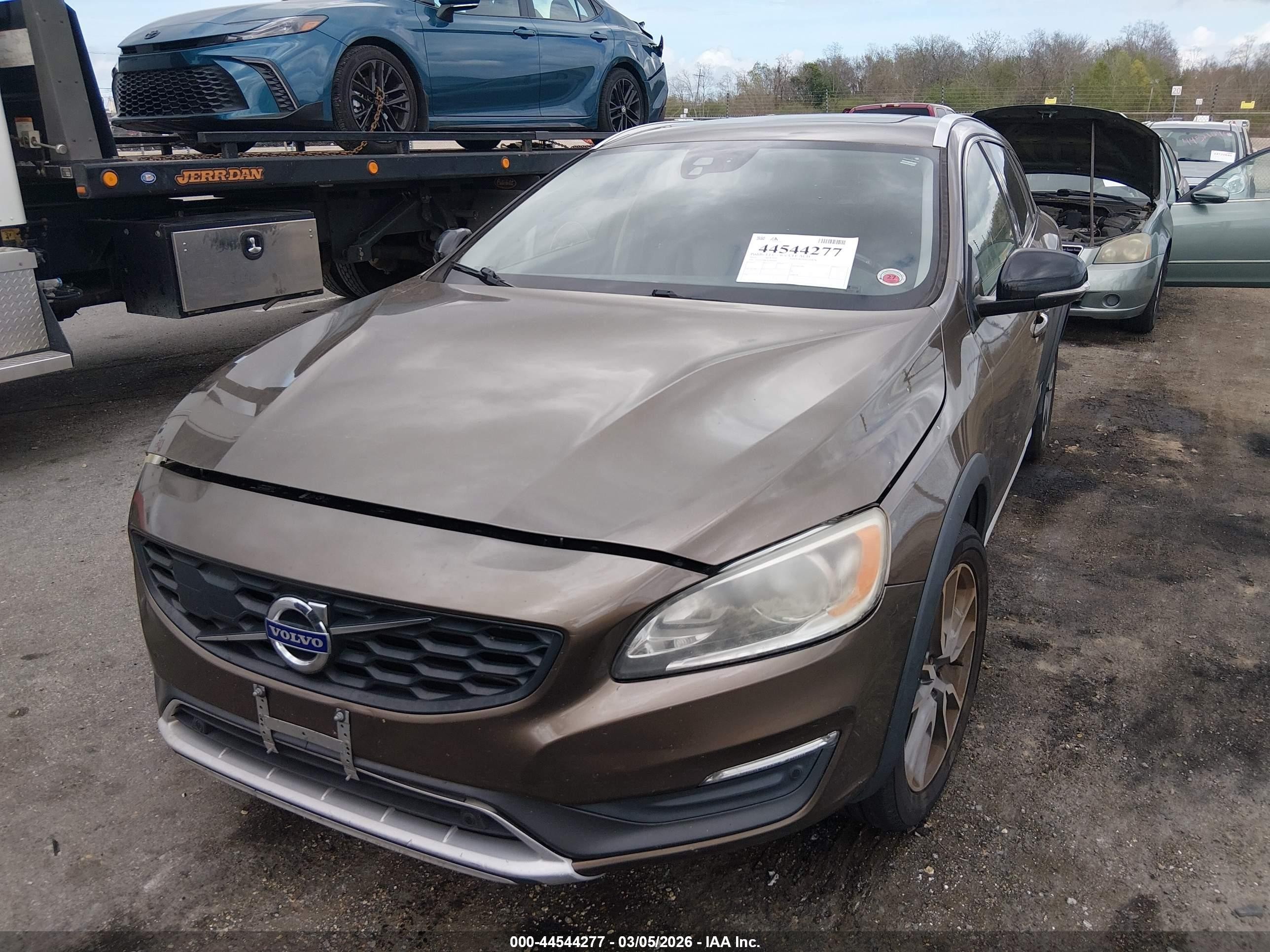 2015 Volvo V60 Cross Country T5 Dark Brown vin: YV4612HK2F1001885