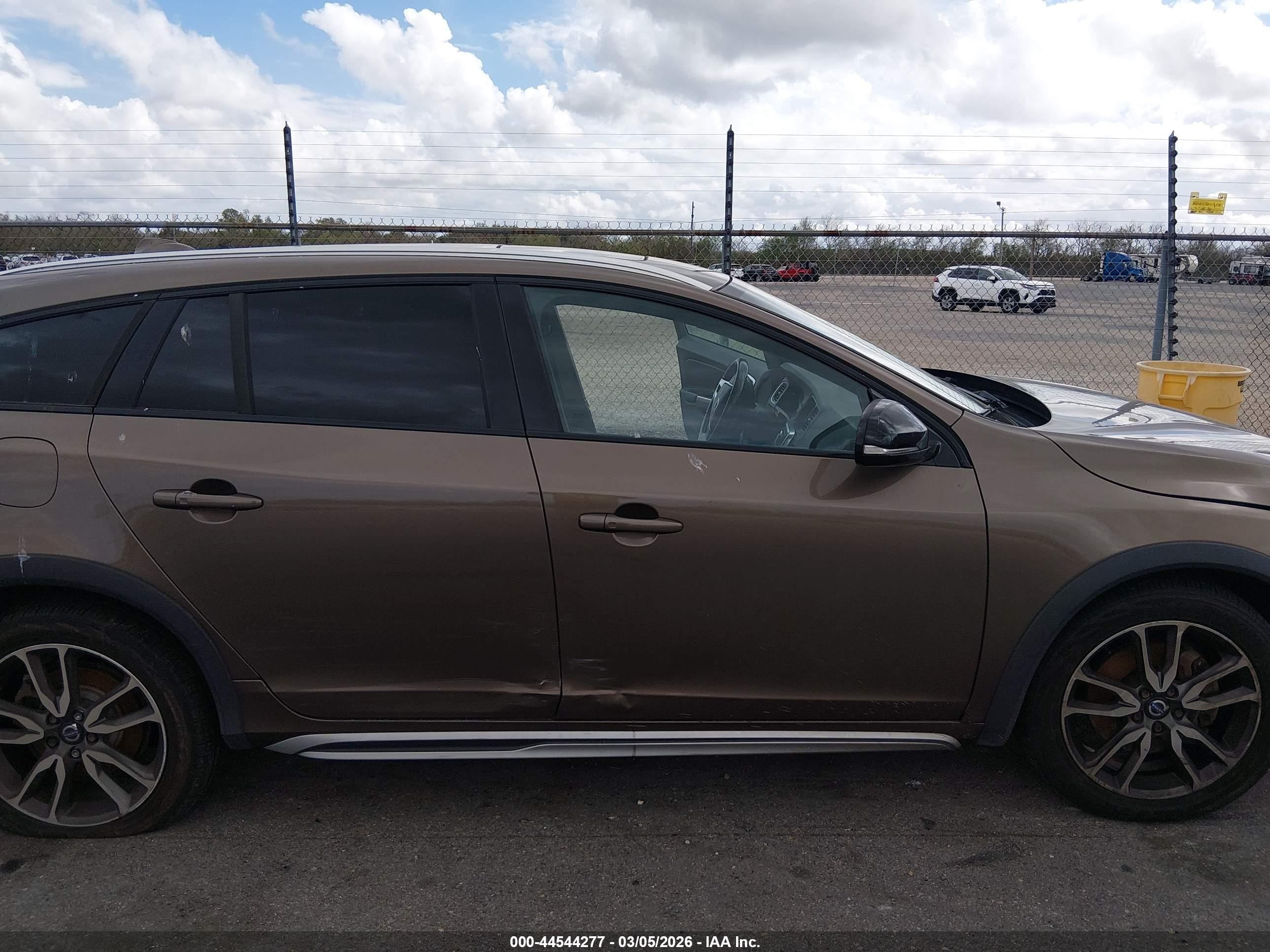2015 Volvo V60 Cross Country T5 Dark Brown vin: YV4612HK2F1001885
