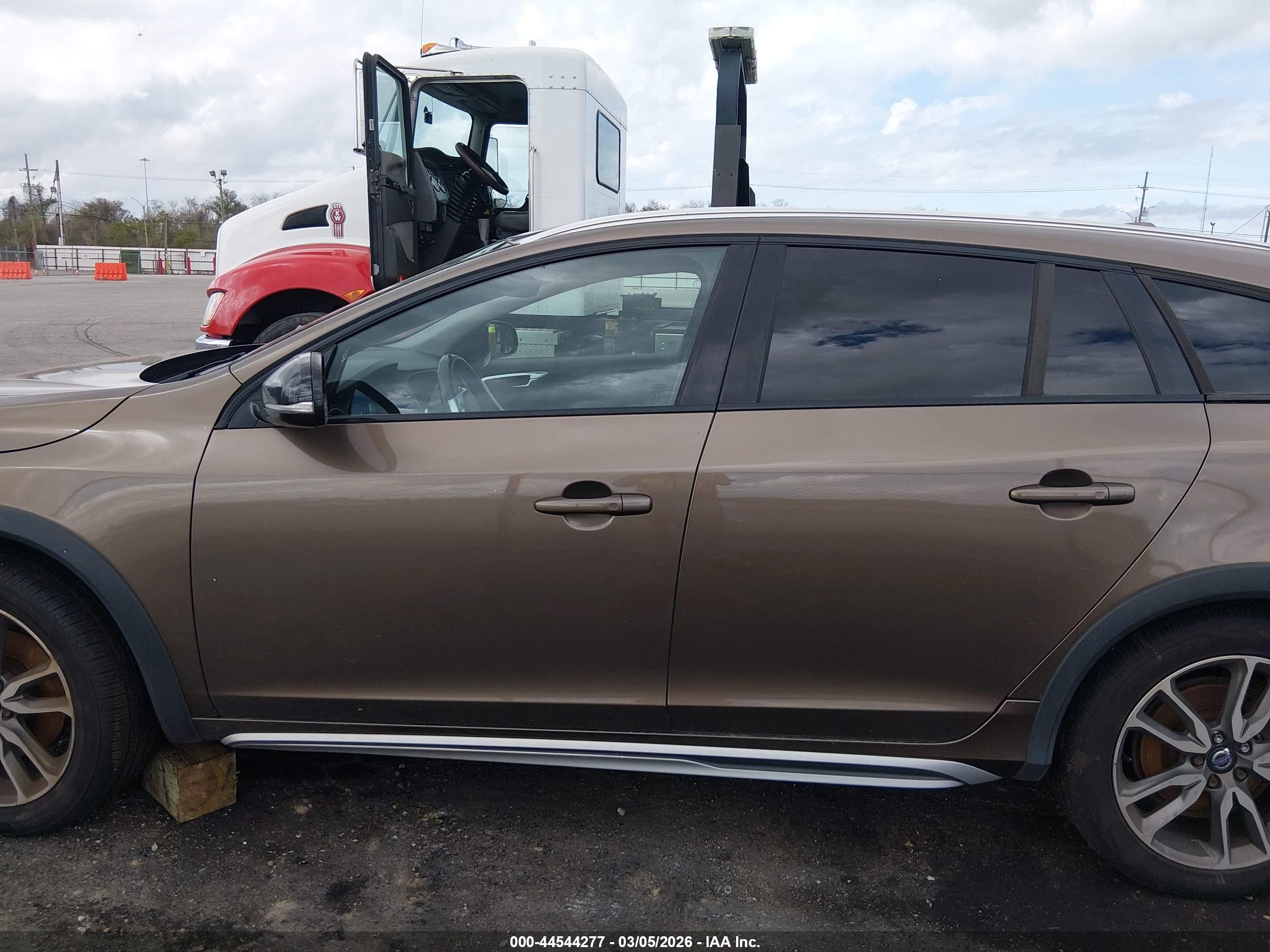 2015 Volvo V60 Cross Country T5 Dark Brown vin: YV4612HK2F1001885
