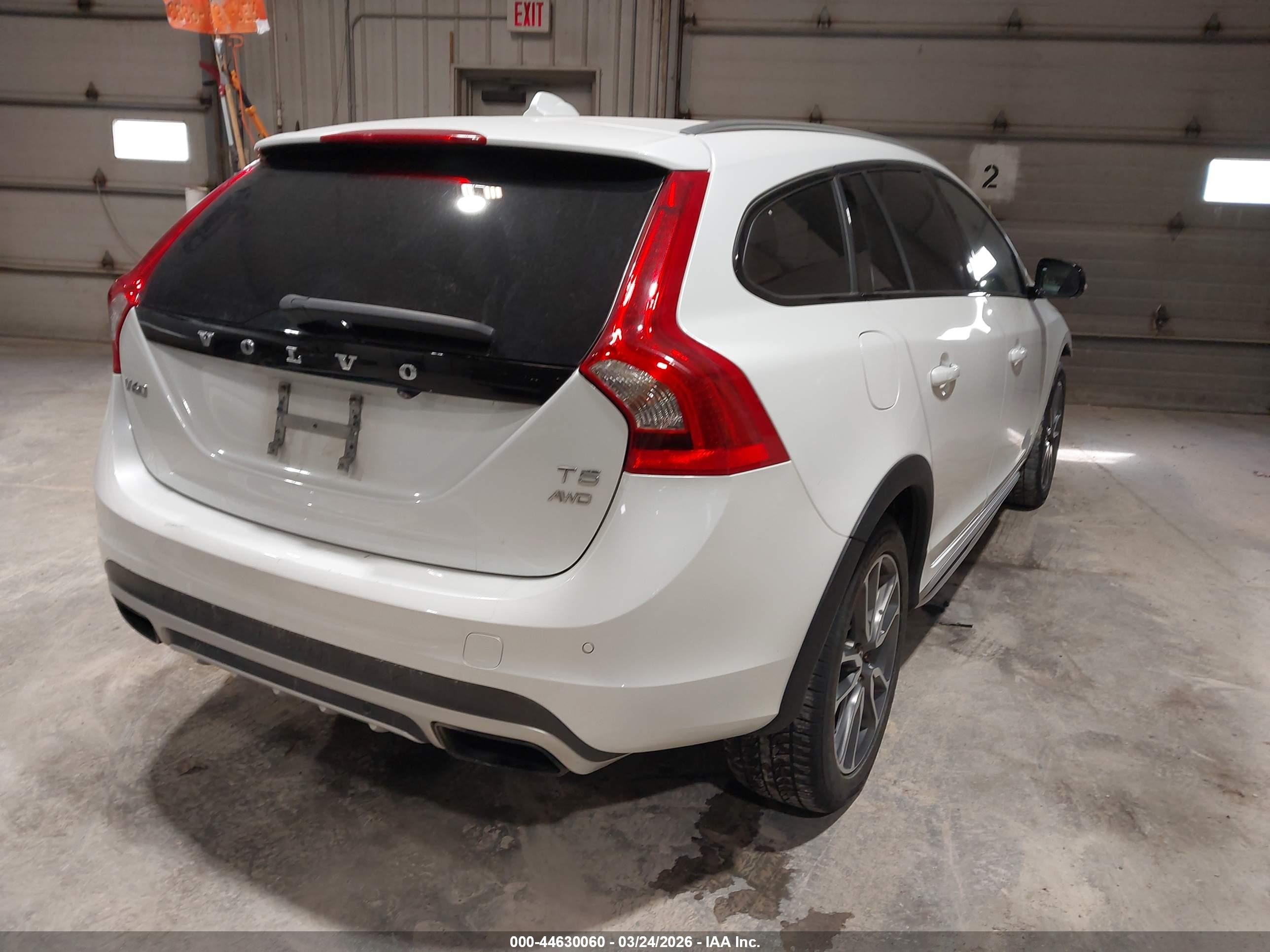 2015 Volvo V60 Cross Country T5 White vin: YV4612HK3F1001135