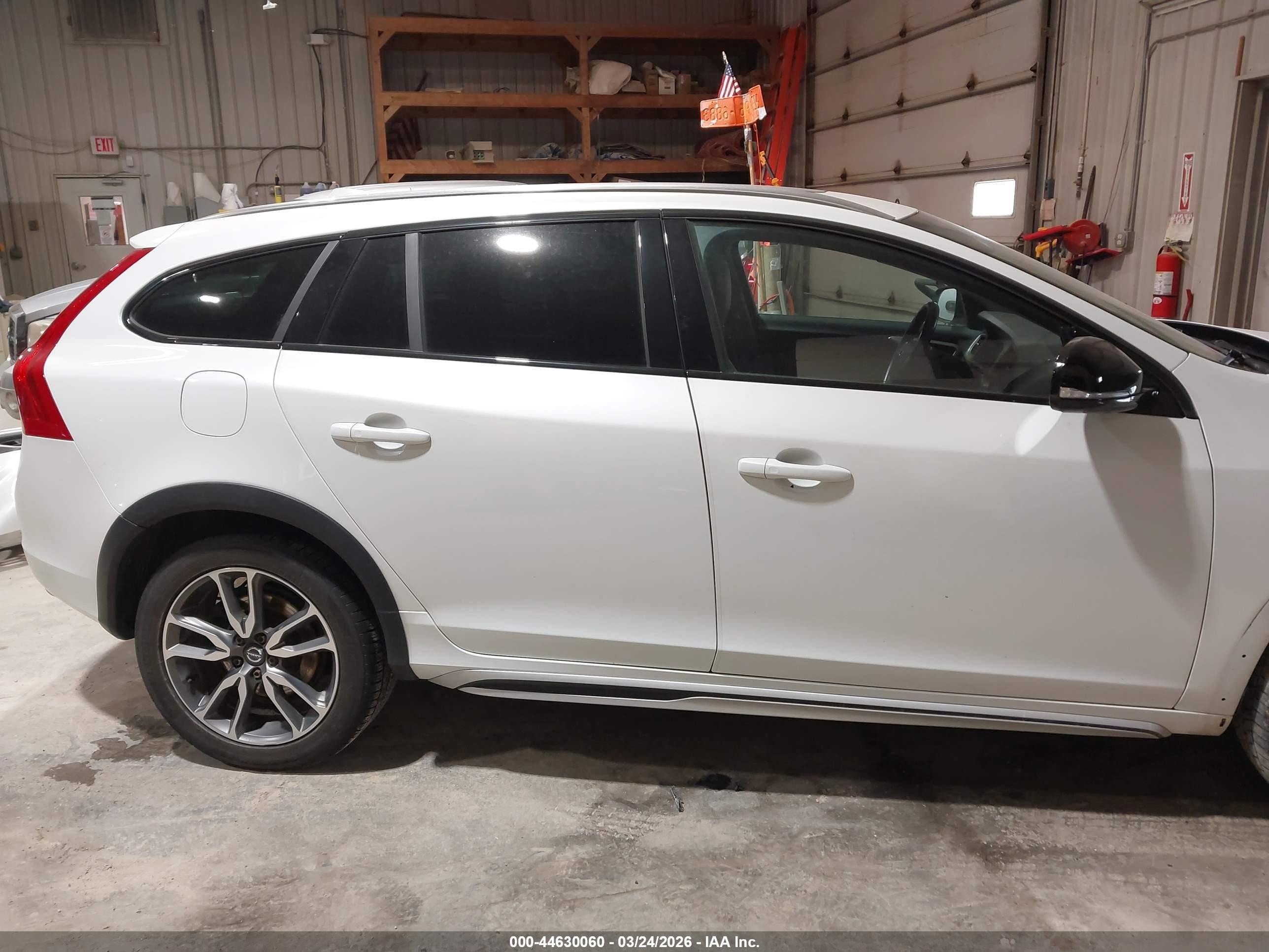 2015 Volvo V60 Cross Country T5 White vin: YV4612HK3F1001135