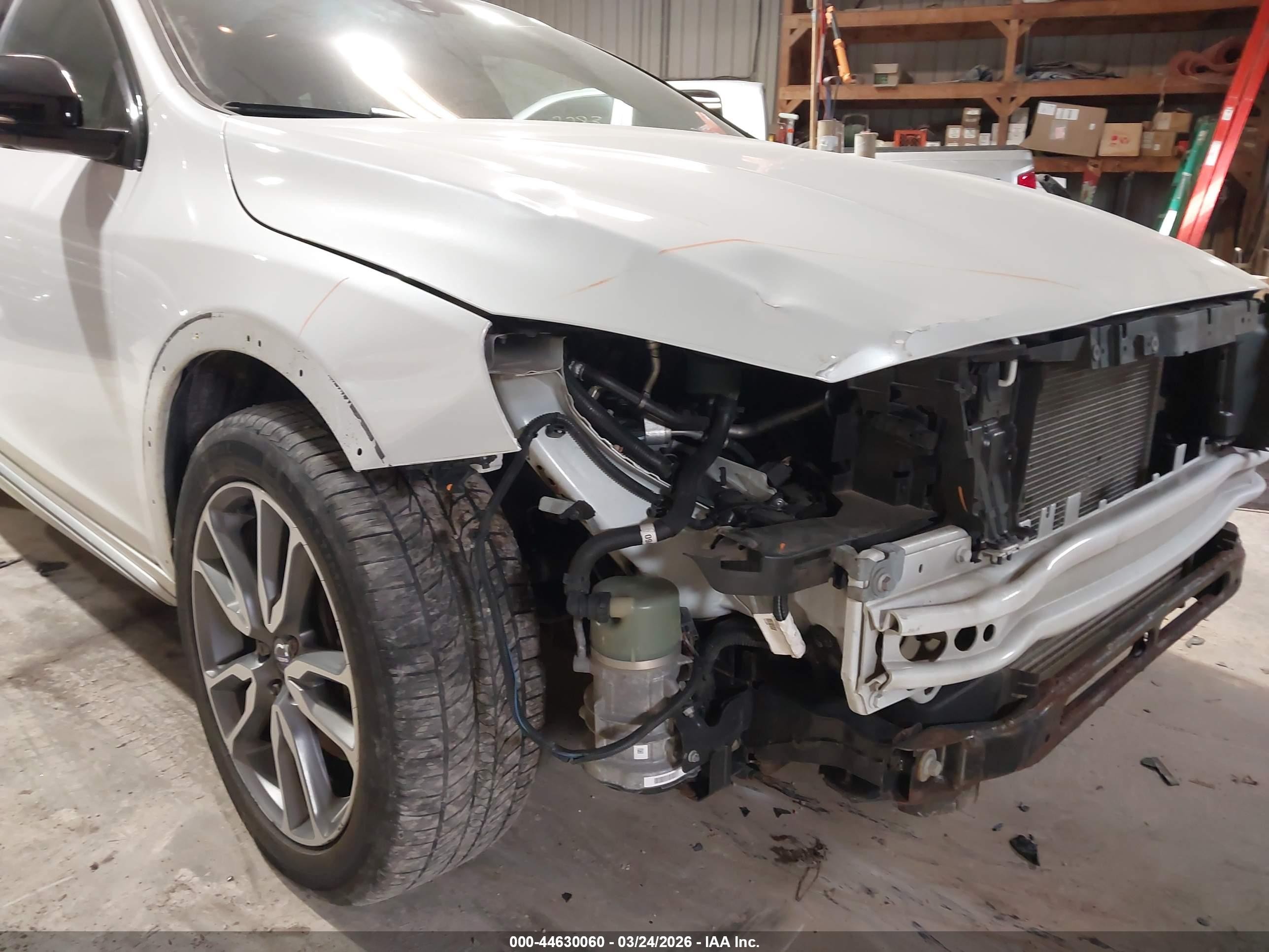 2015 Volvo V60 Cross Country T5 White vin: YV4612HK3F1001135