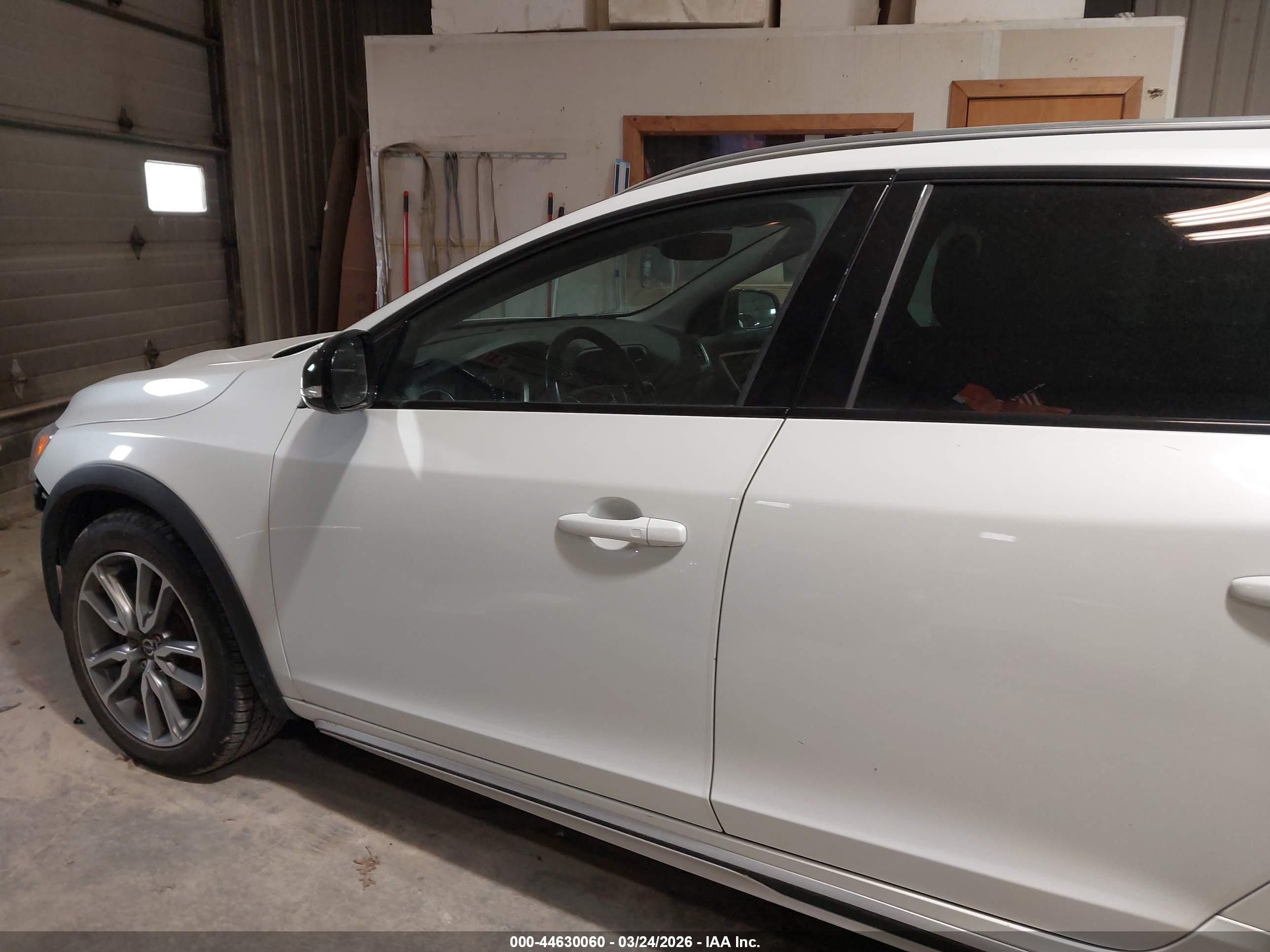 2015 Volvo V60 Cross Country T5 White vin: YV4612HK3F1001135