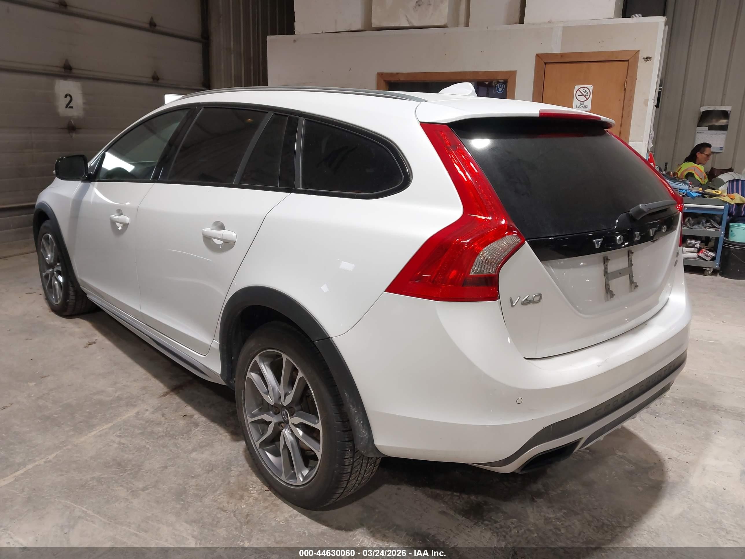 2015 Volvo V60 Cross Country T5 White vin: YV4612HK3F1001135