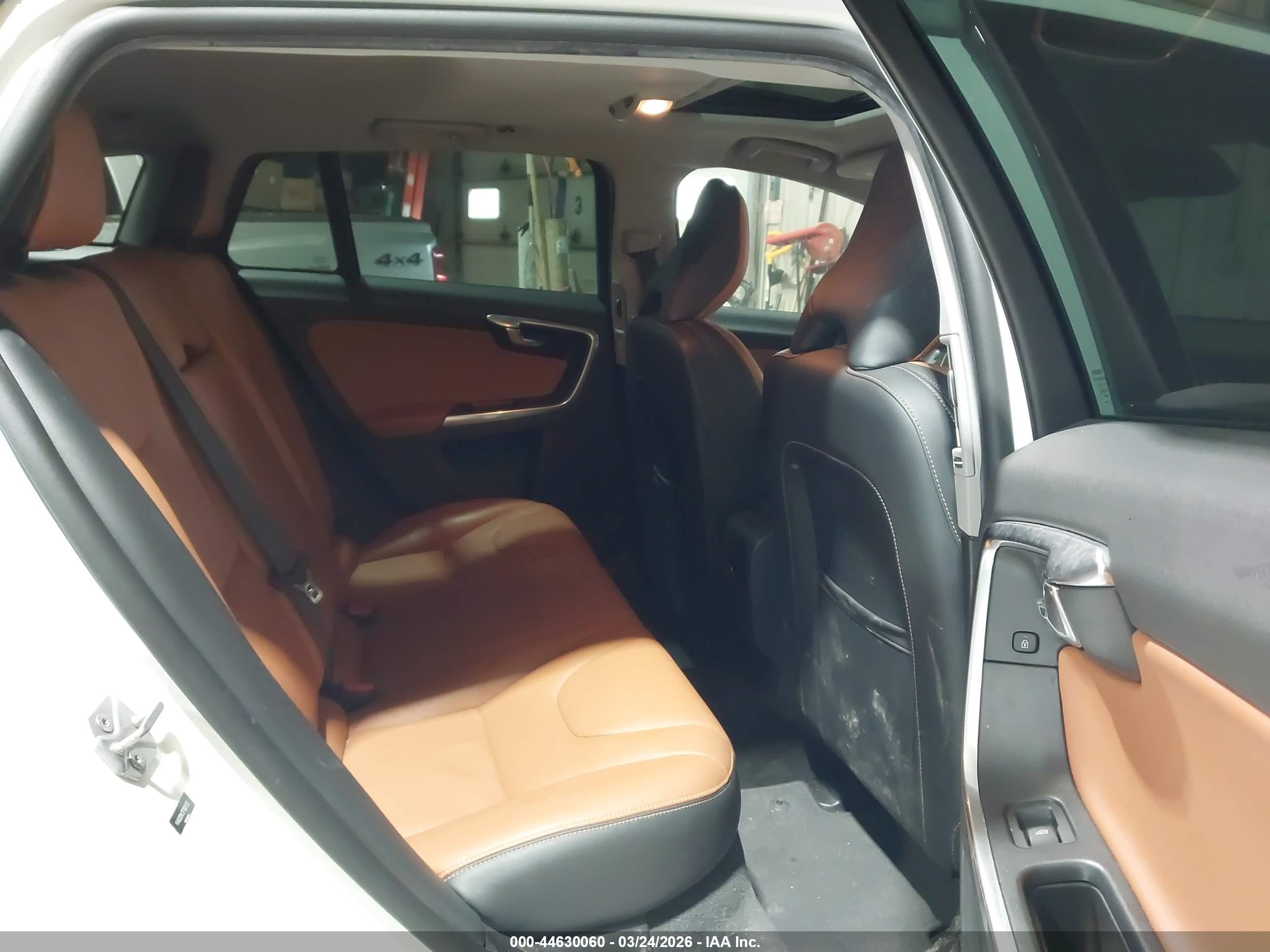 2015 Volvo V60 Cross Country T5 White vin: YV4612HK3F1001135