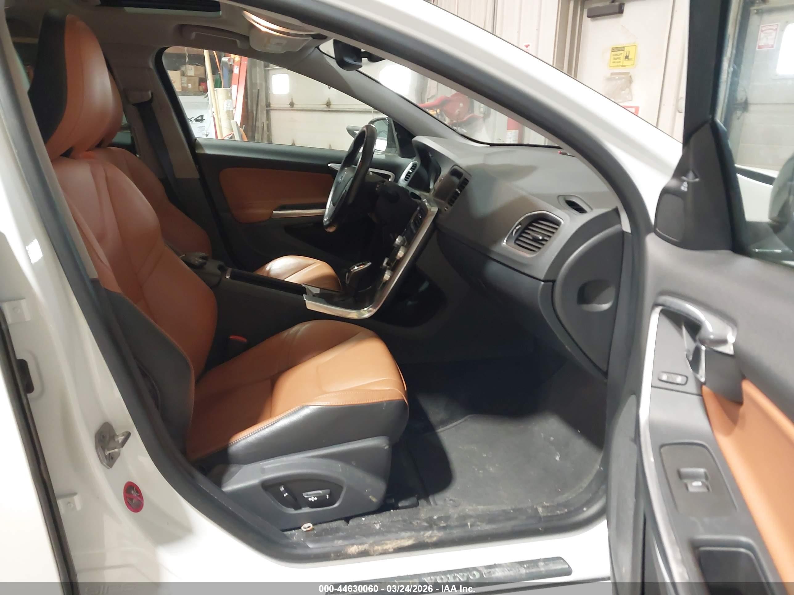 2015 Volvo V60 Cross Country T5 White vin: YV4612HK3F1001135