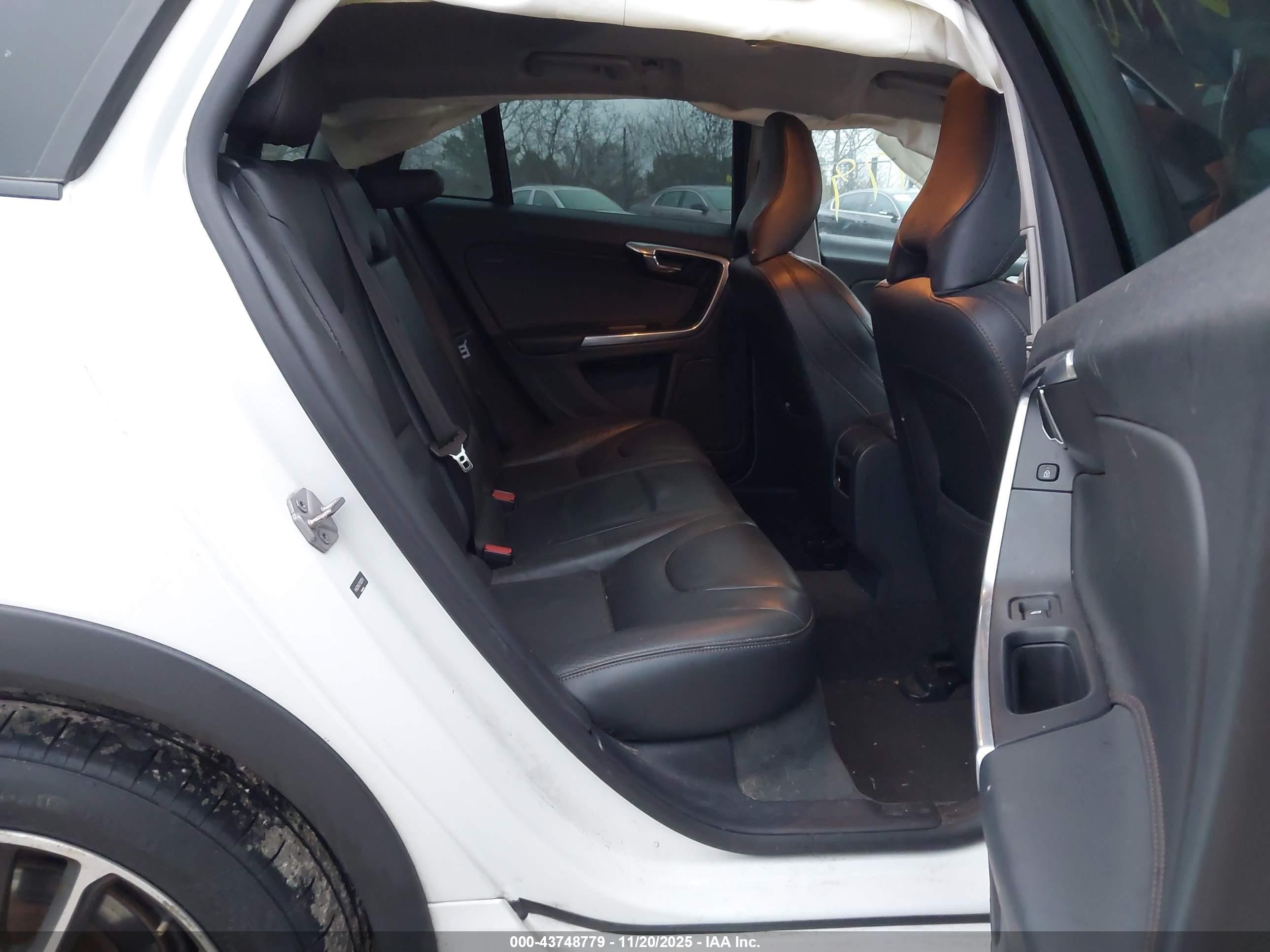 2015 Volvo V60 Cross Country T5 White vin: YV4612HK3F1001541