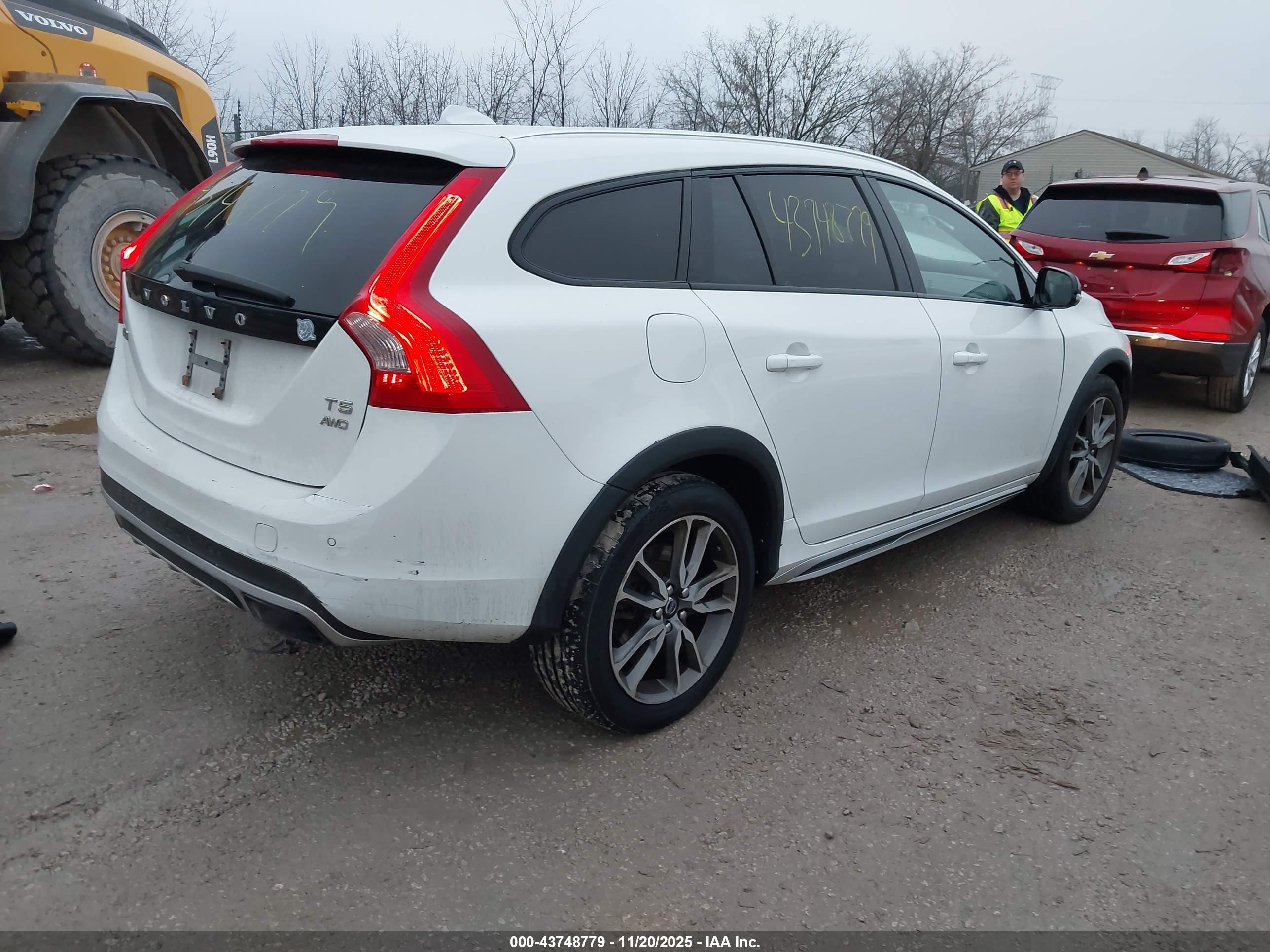 2015 Volvo V60 Cross Country T5 White vin: YV4612HK3F1001541