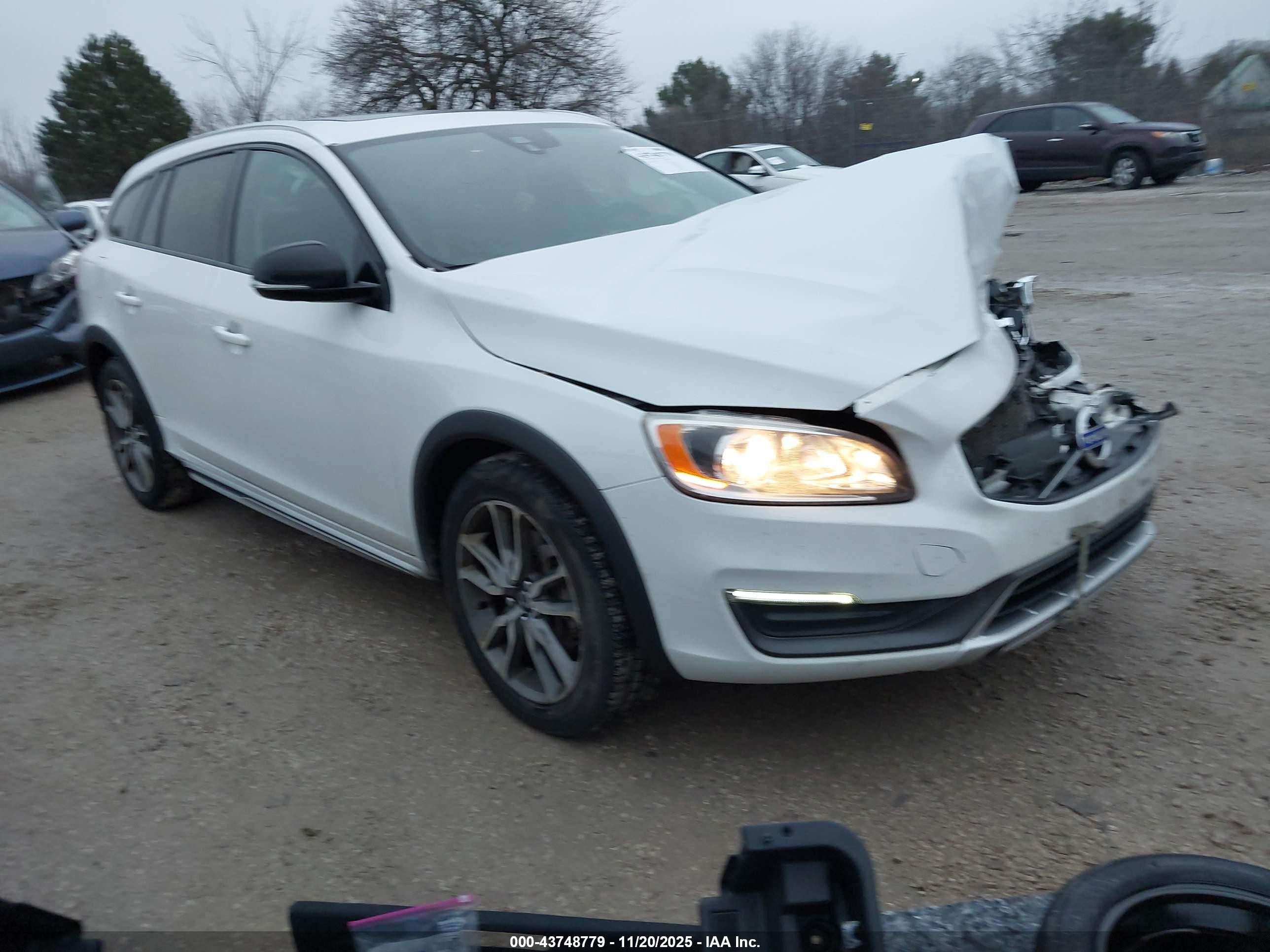 2015 Volvo V60 Cross Country T5 White vin: YV4612HK3F1001541