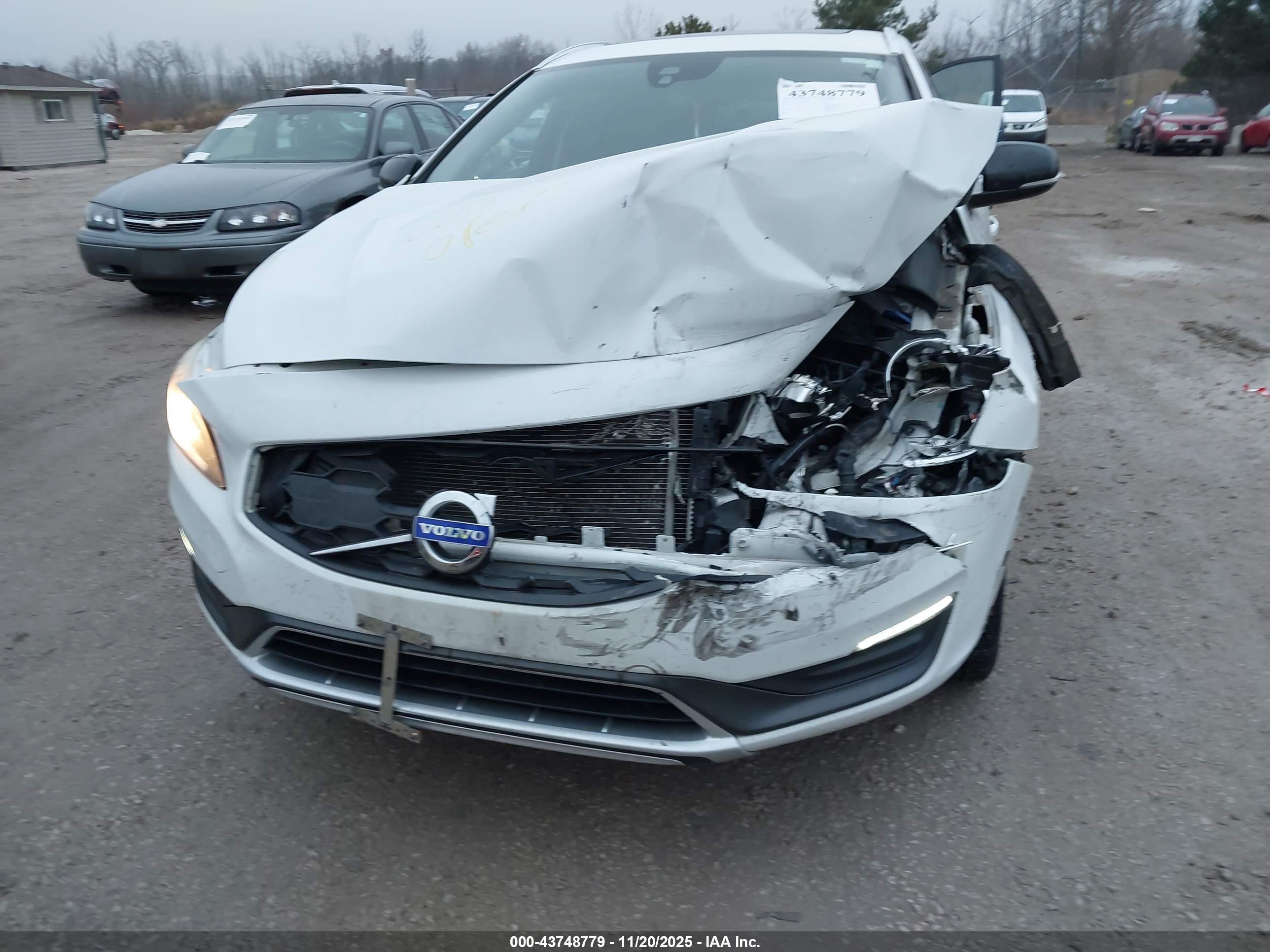 2015 Volvo V60 Cross Country T5 White vin: YV4612HK3F1001541