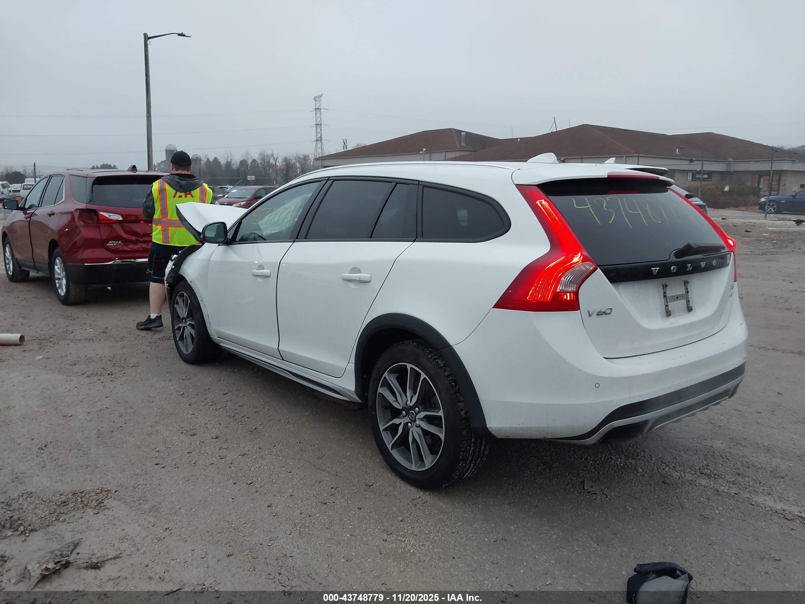 2015 Volvo V60 Cross Country T5 White vin: YV4612HK3F1001541