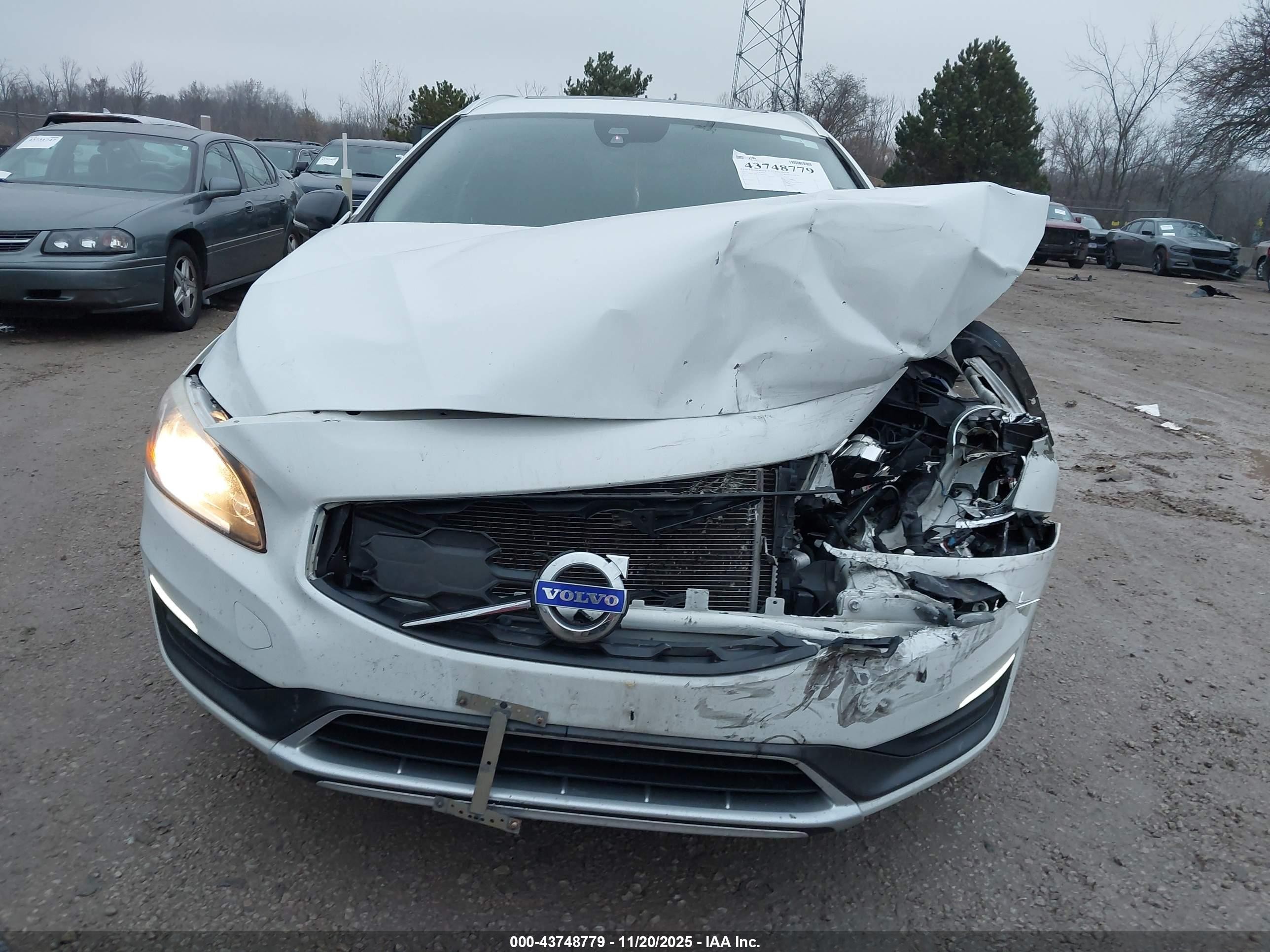 2015 Volvo V60 Cross Country T5 White vin: YV4612HK3F1001541