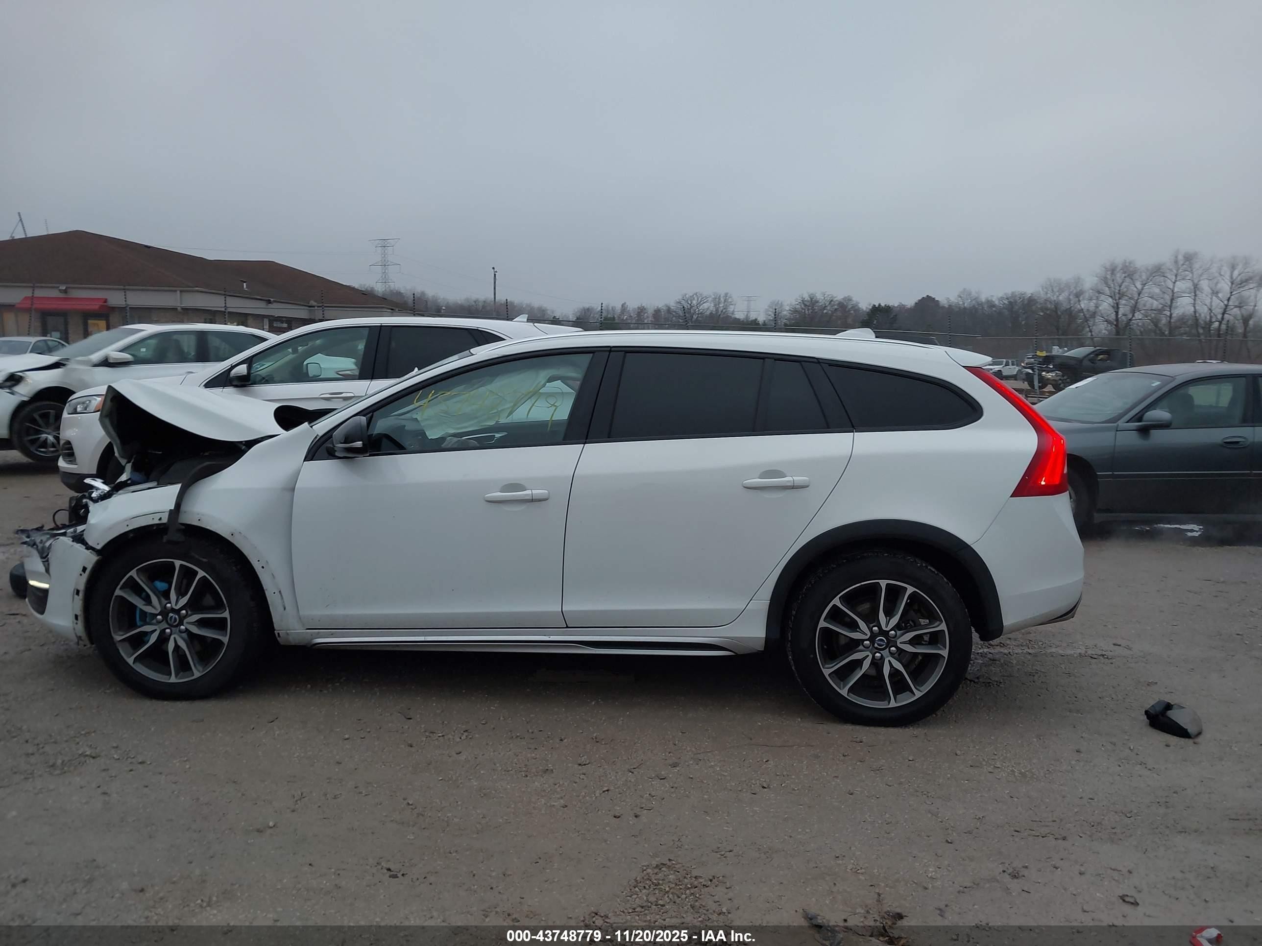2015 Volvo V60 Cross Country T5 White vin: YV4612HK3F1001541