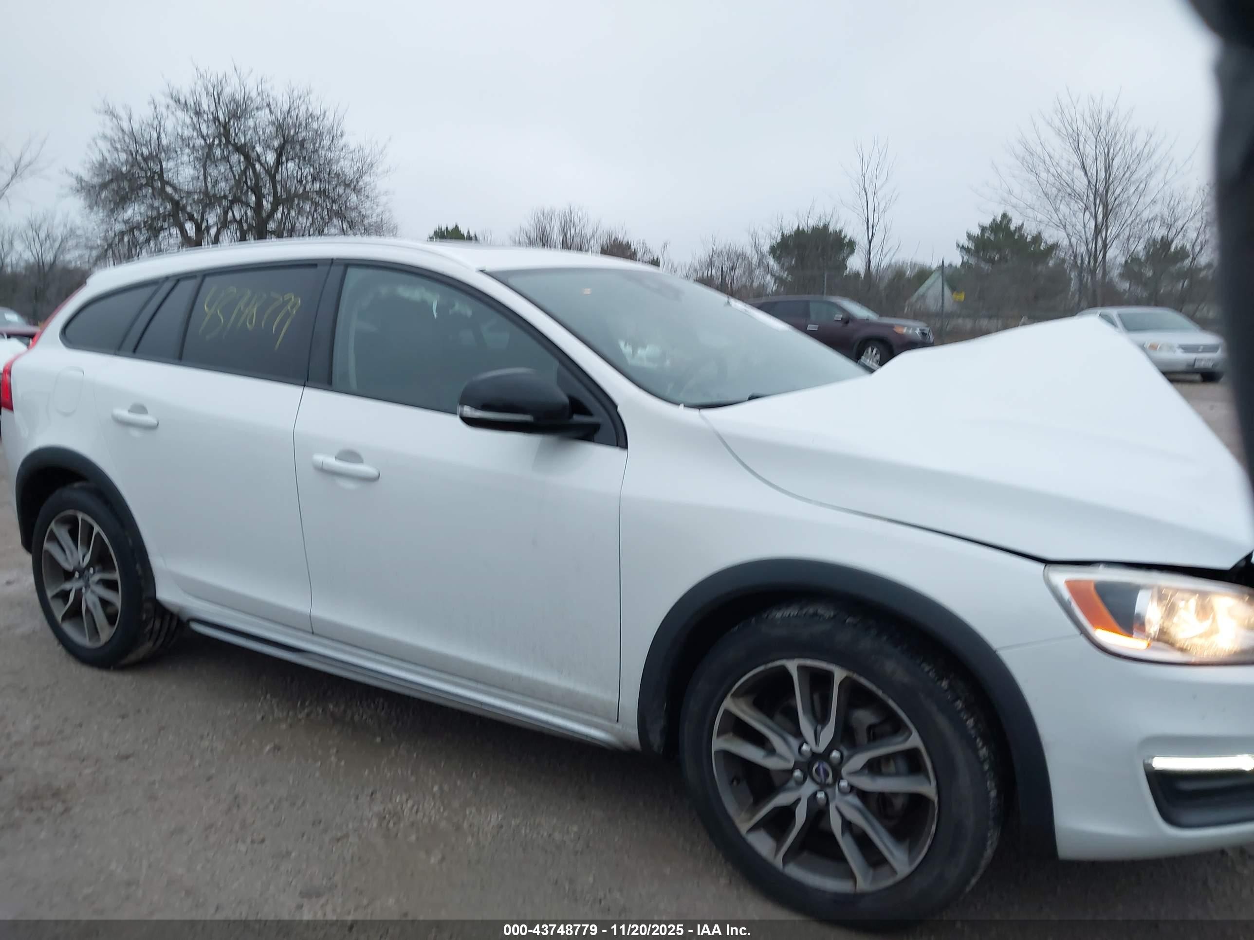 2015 Volvo V60 Cross Country T5 White vin: YV4612HK3F1001541